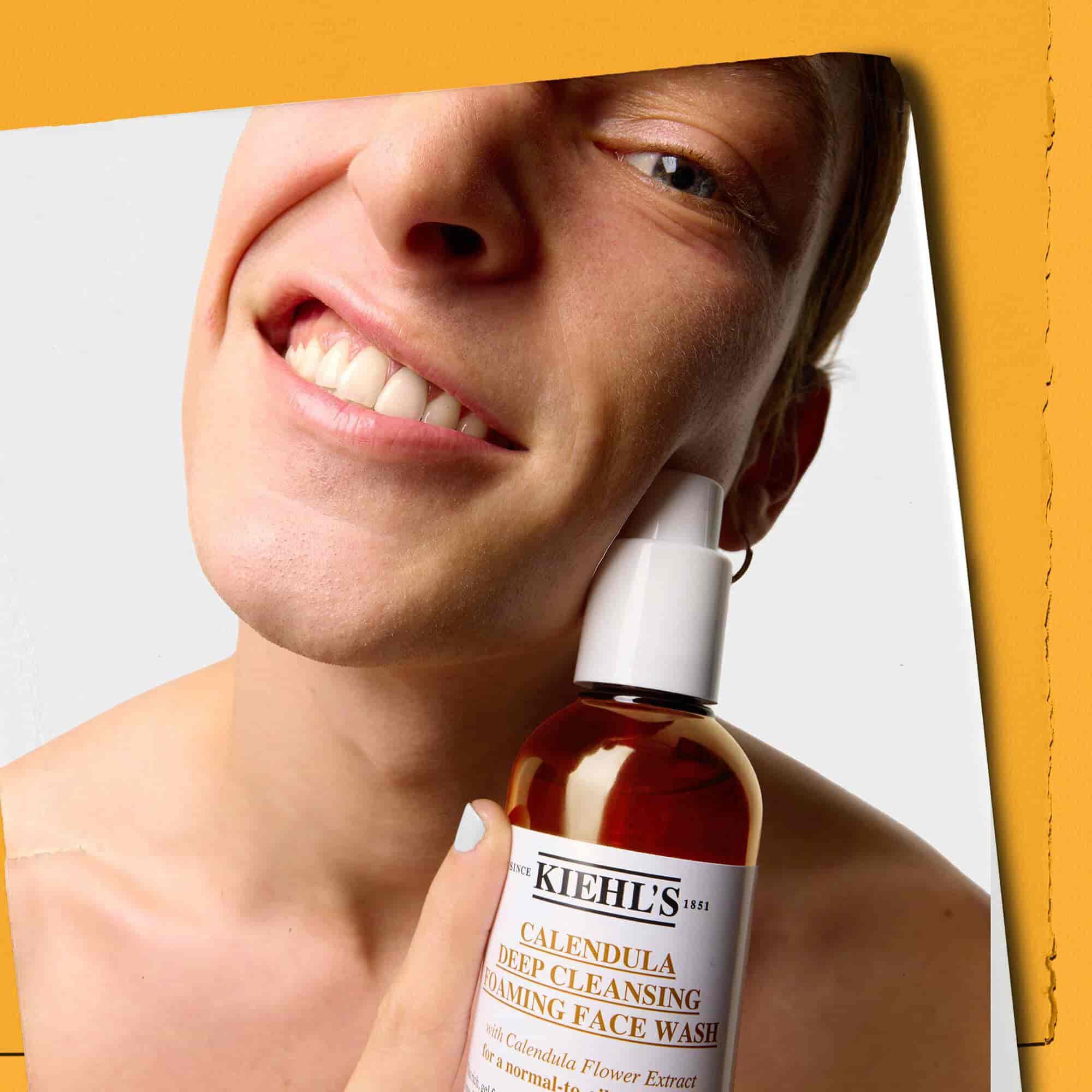 Modell, aki egy flakon Kiehl's Calendula Deep Cleaning Foaming Face Wash arctisztitot tart