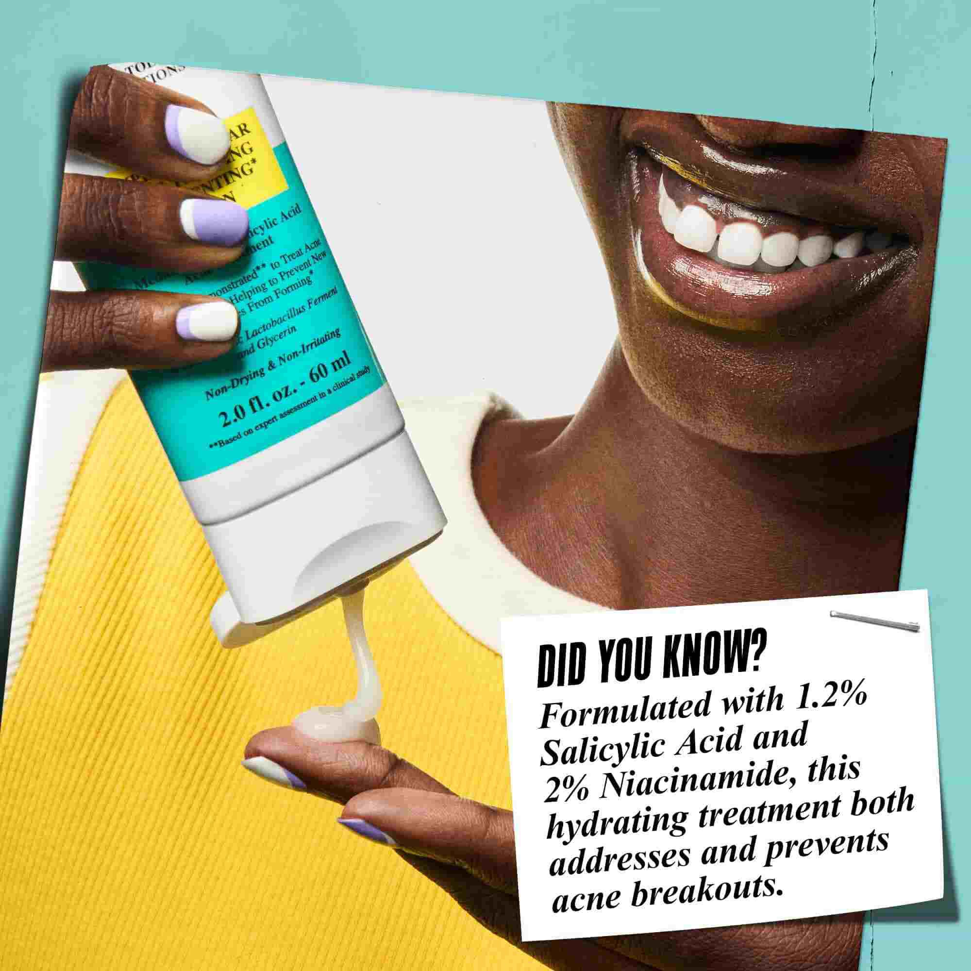 Egy kez Expertly Clear Blemish-Treating & Preventing Lotion-t tart, a szoveg jelentese: „Tudta? 1,2% szalicilsavval es 2% niacinamiddal keszult, ez a hidratalo kezeles egyszerre kezeli es előzi meg az aktiv aknet.”