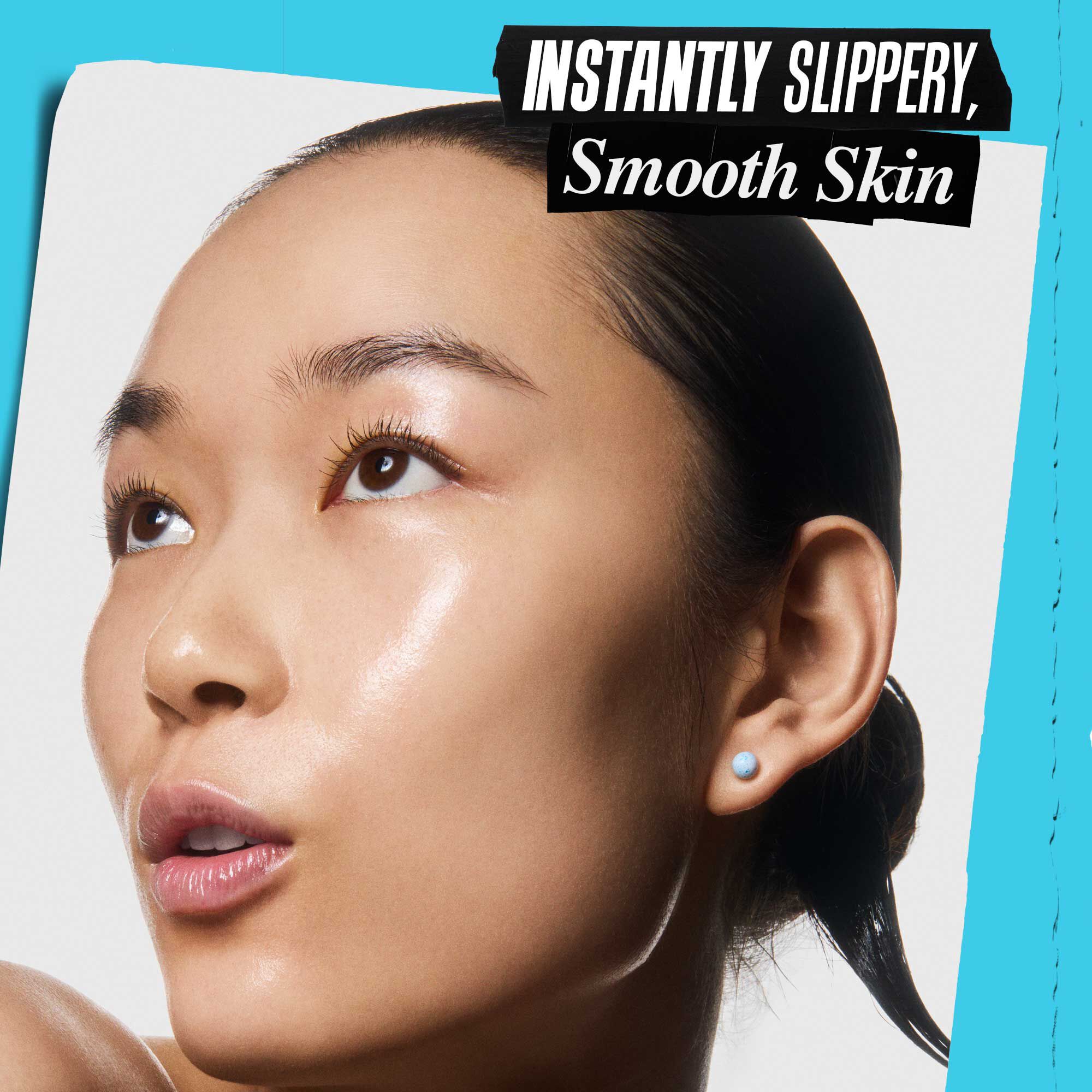 Egy szemely Kiehl's Clearly Corrective Triple Acid Peel-t visz fel a bőrere.