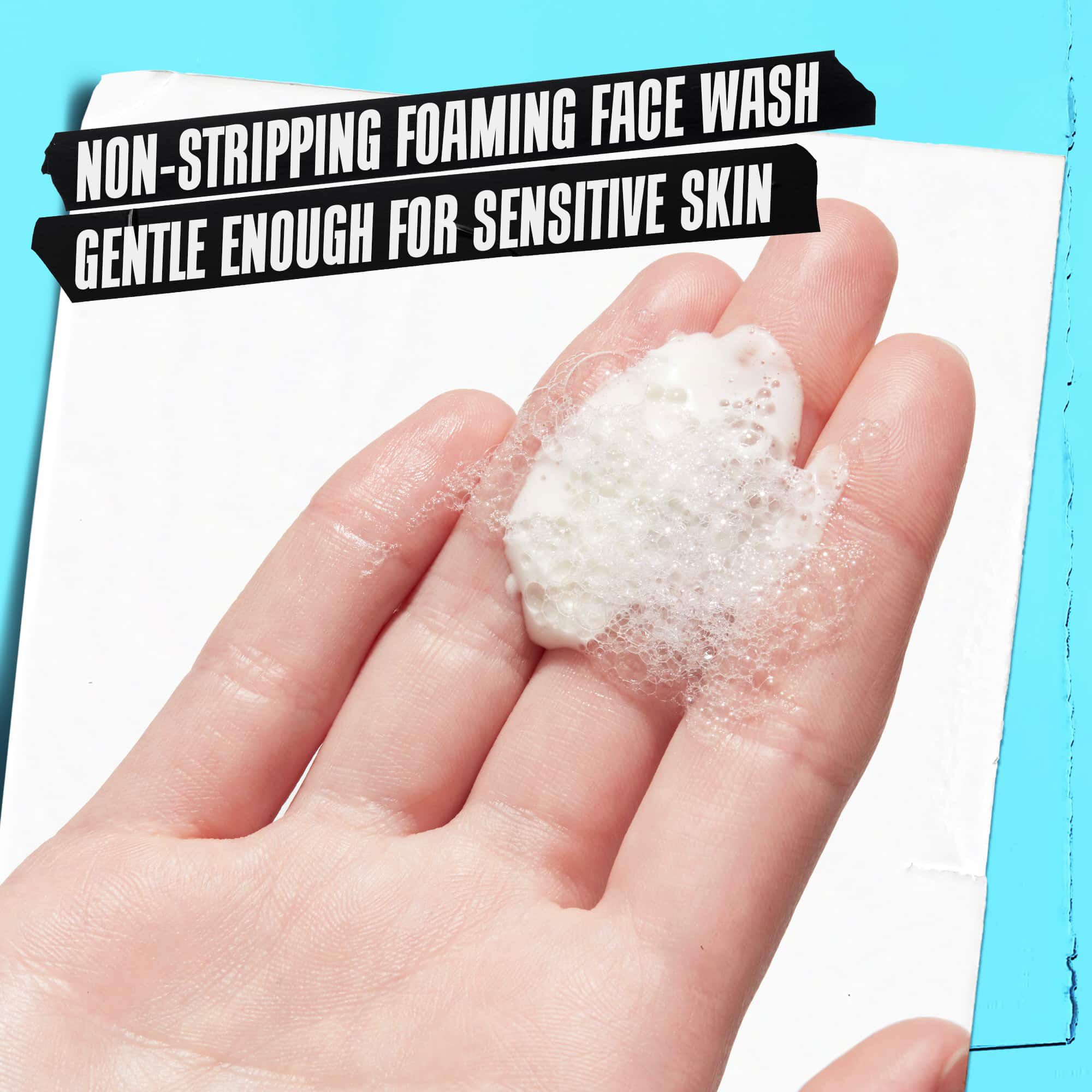 Egy kez Ultra Facial Oil-Free Cleanser habot tart, a felirat: „Nem szarito habzo lemoso, eleg gyenged az erzekeny bőrhoz.”