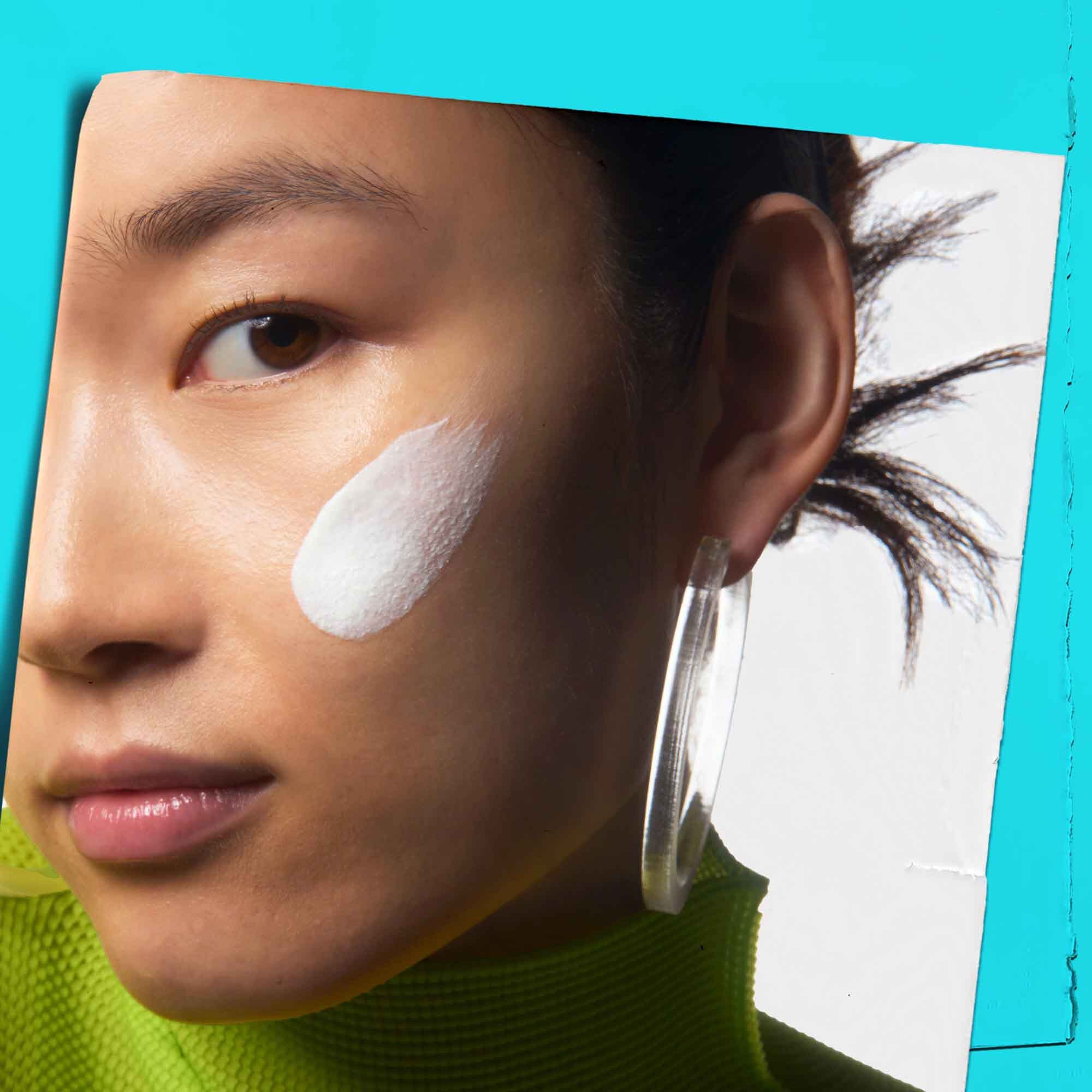 Ultra Light Daily UV Defense Aqua Gel felvitele a bőrre.