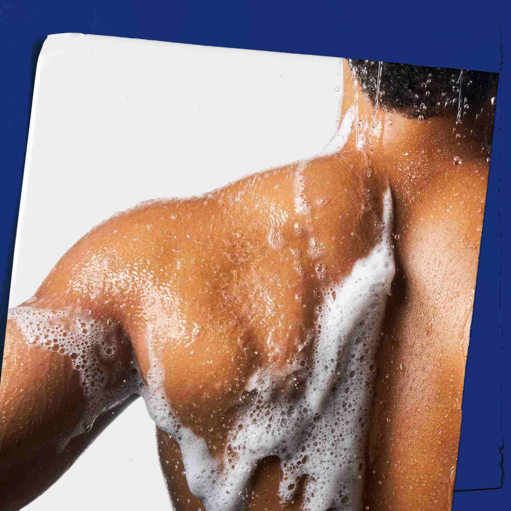 Body Fuel All-In-One Energizing Wash a bőron felhabositva, bemutatva a hasznalatat.
