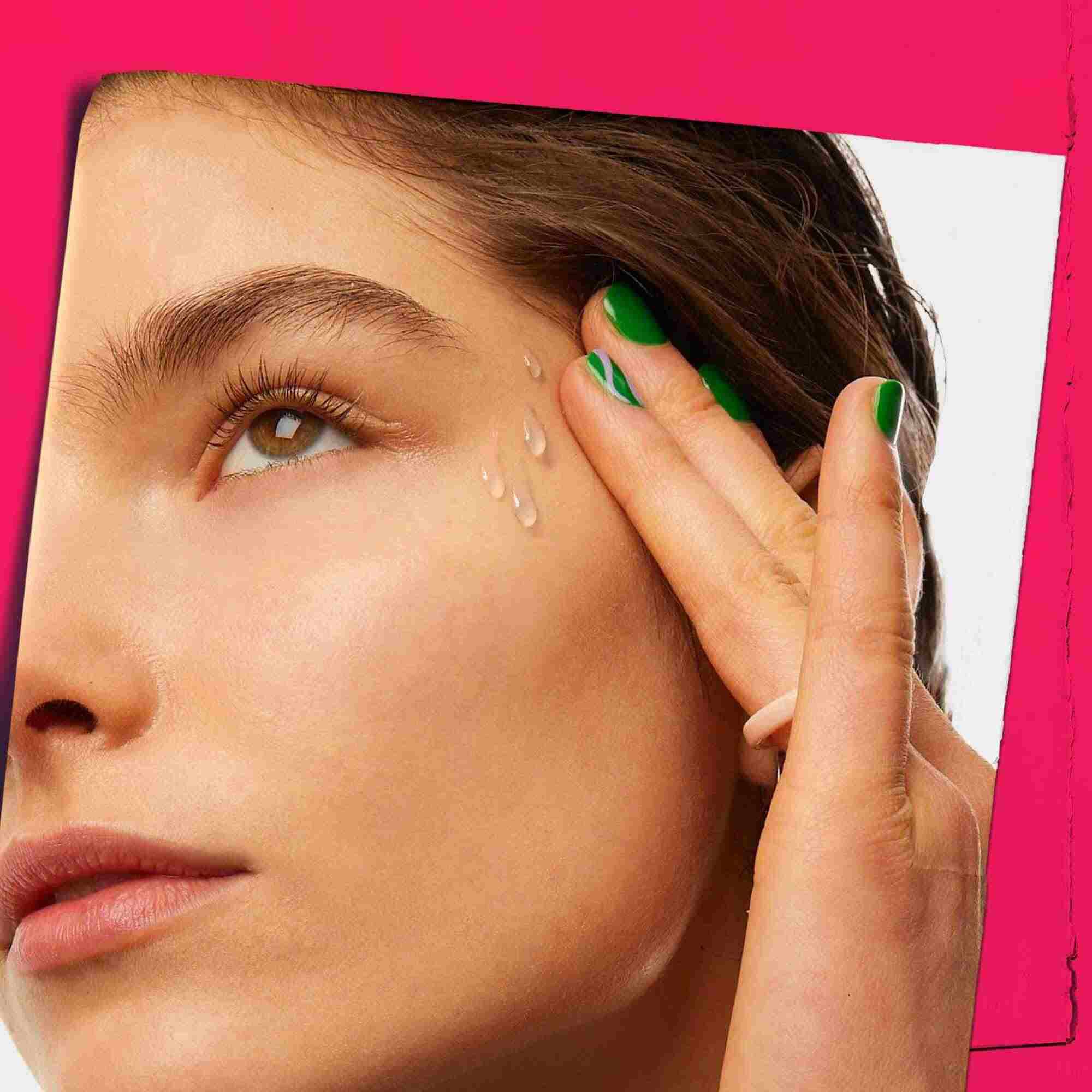 Ultra Pure 9.8% Glycolic Acid Serum felvitele a bőrre.