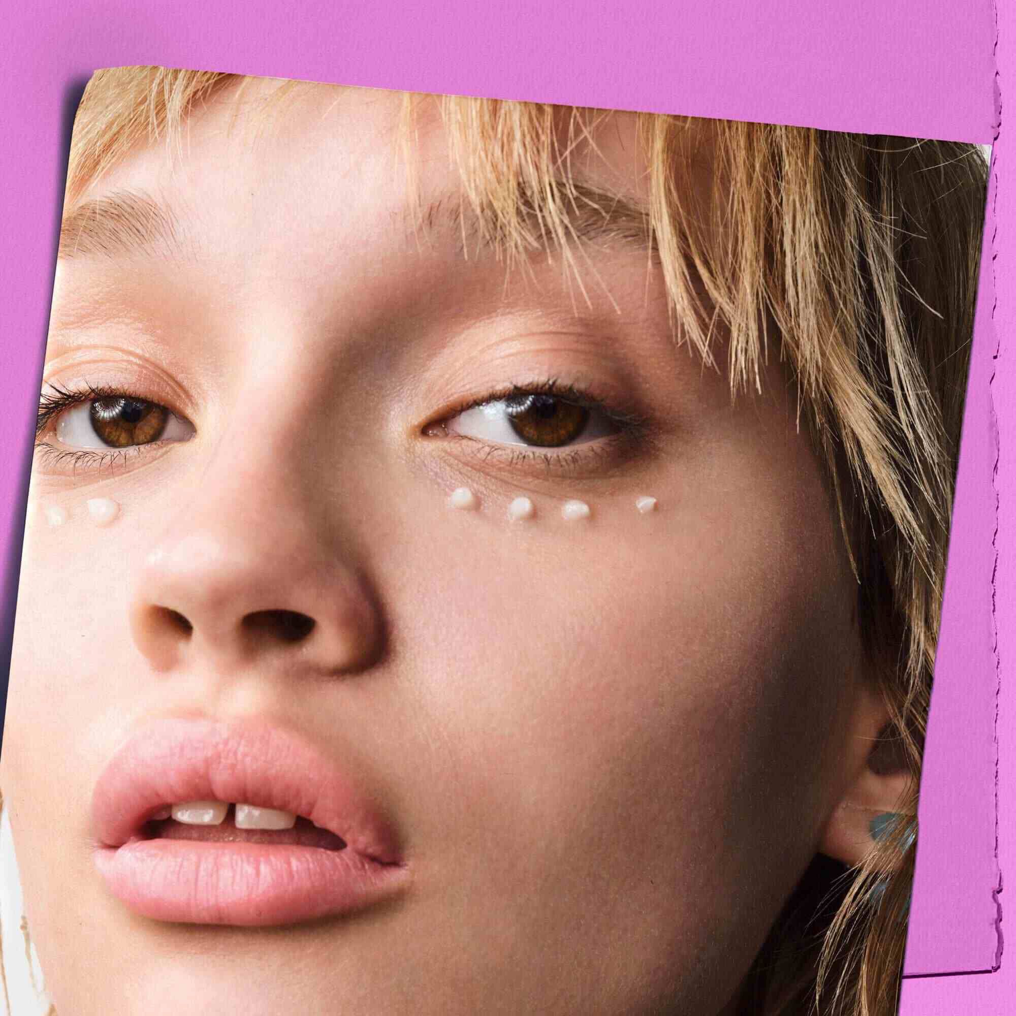 Modell a szeme alatt elhelyezett Kiehl's Super Multi-Corrective Eye Zone Treatment pottyokkel