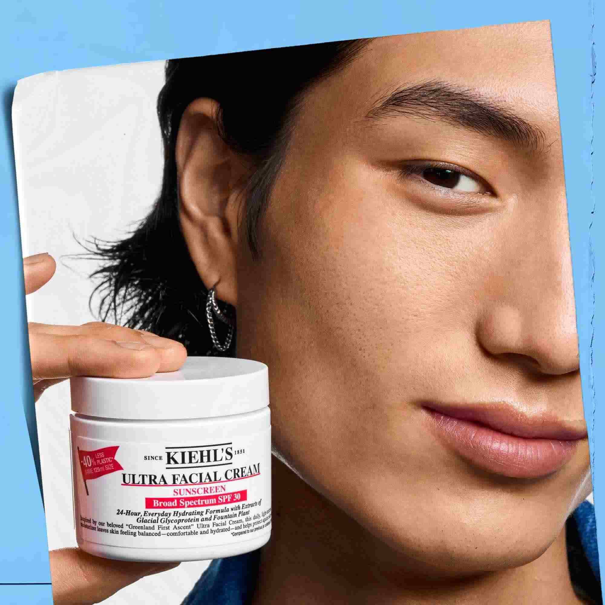 Kezben tartott Ultra Facial Cream SPF 30, bemutatva hordozhatosagat es konnyu hasznalatat.