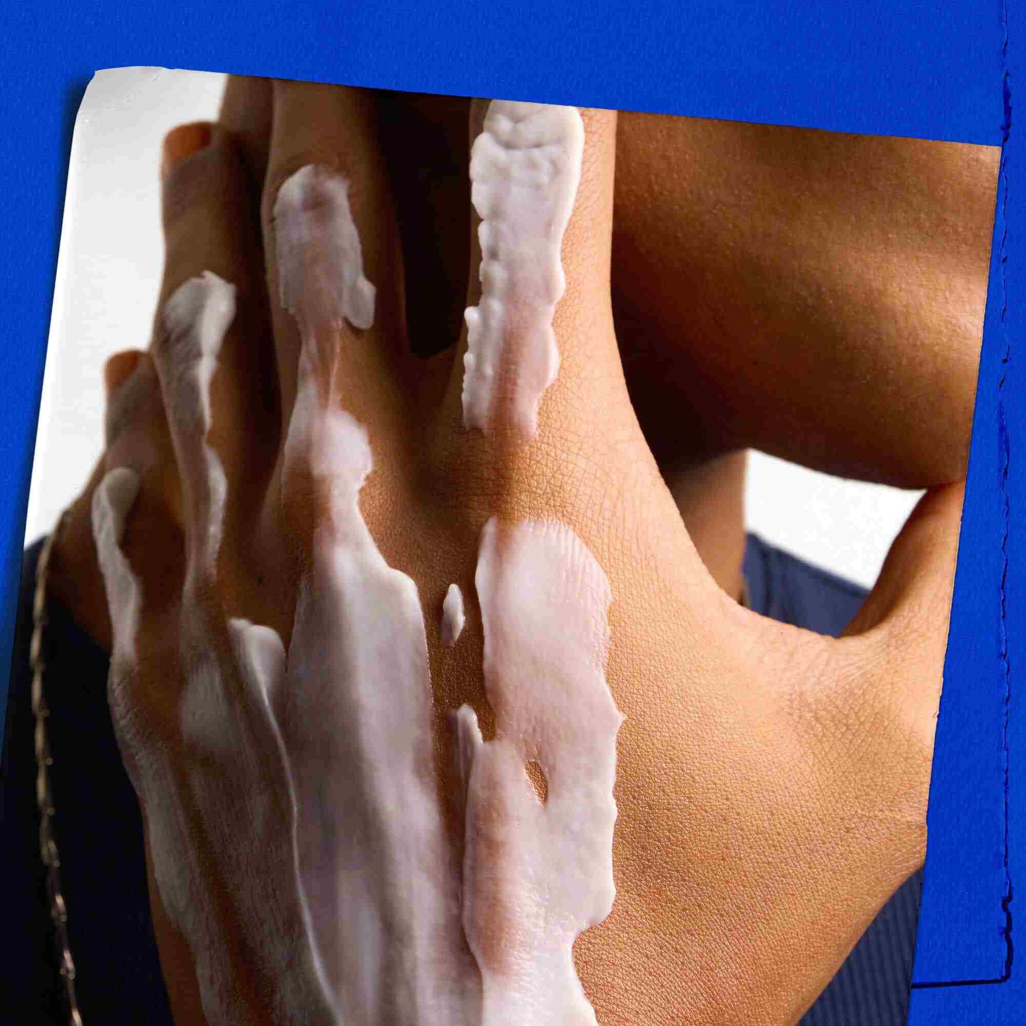 Texturaminta egy modell kezen a Kiehl's Ultimate Strength Hand Salve-val