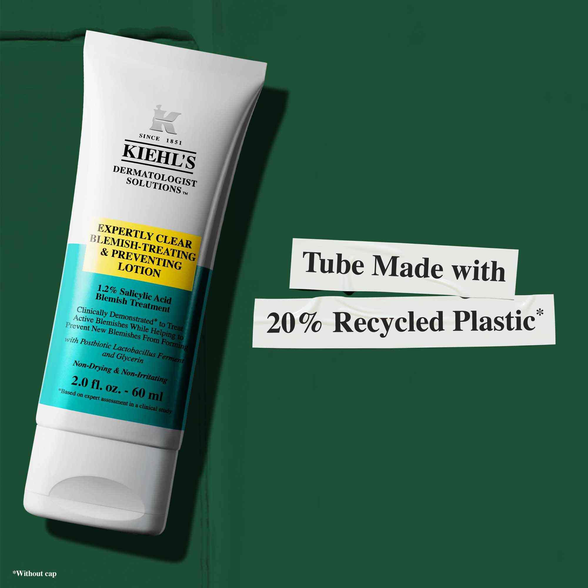 Egy Expertly Clear Blemish-Treating & Preventing Lotion tubus a fenntarthatosagot kiemelő szoveggel: „A tubus 20%-ban ujrahasznositott muanyagbol keszult.”