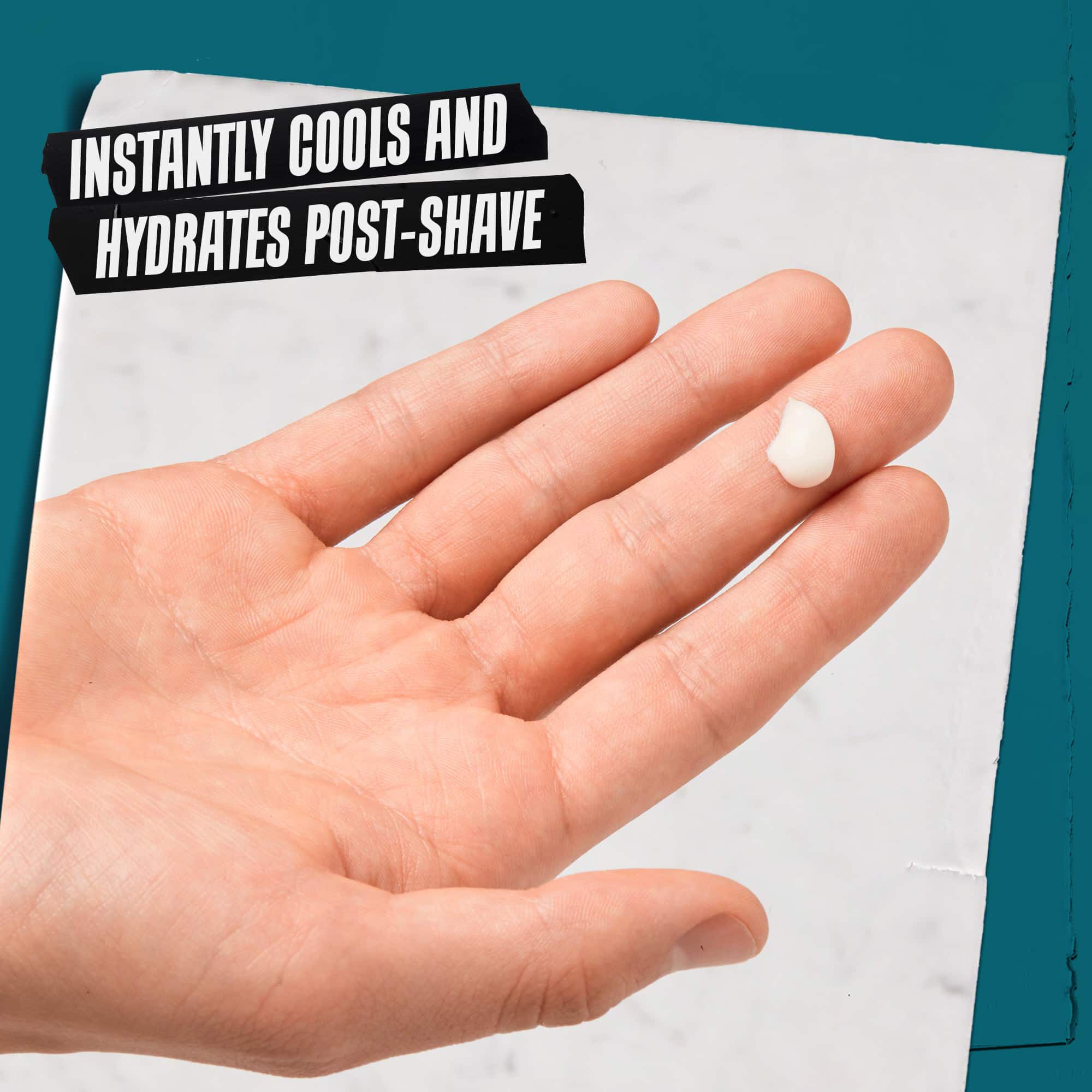 Kez egy kis adag Close Shavers Squadron Smooth Glider Precision Shave Lotion-nel. A szoveg jelentese: „Azonnal husit es nyugtat borotvalkozas utan.”