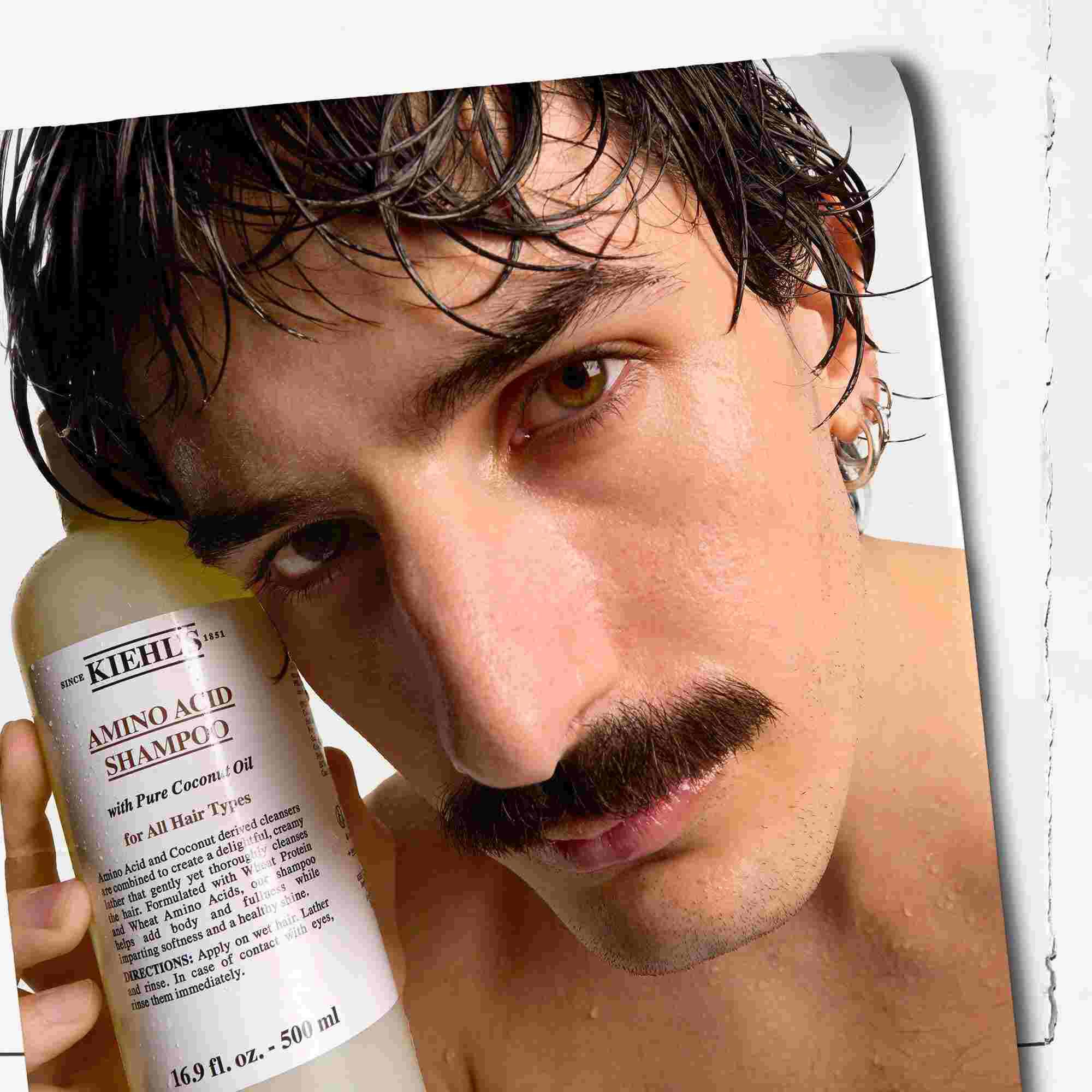 Bajszos modell es egy flakon Kiehl's Amino Acid sampon