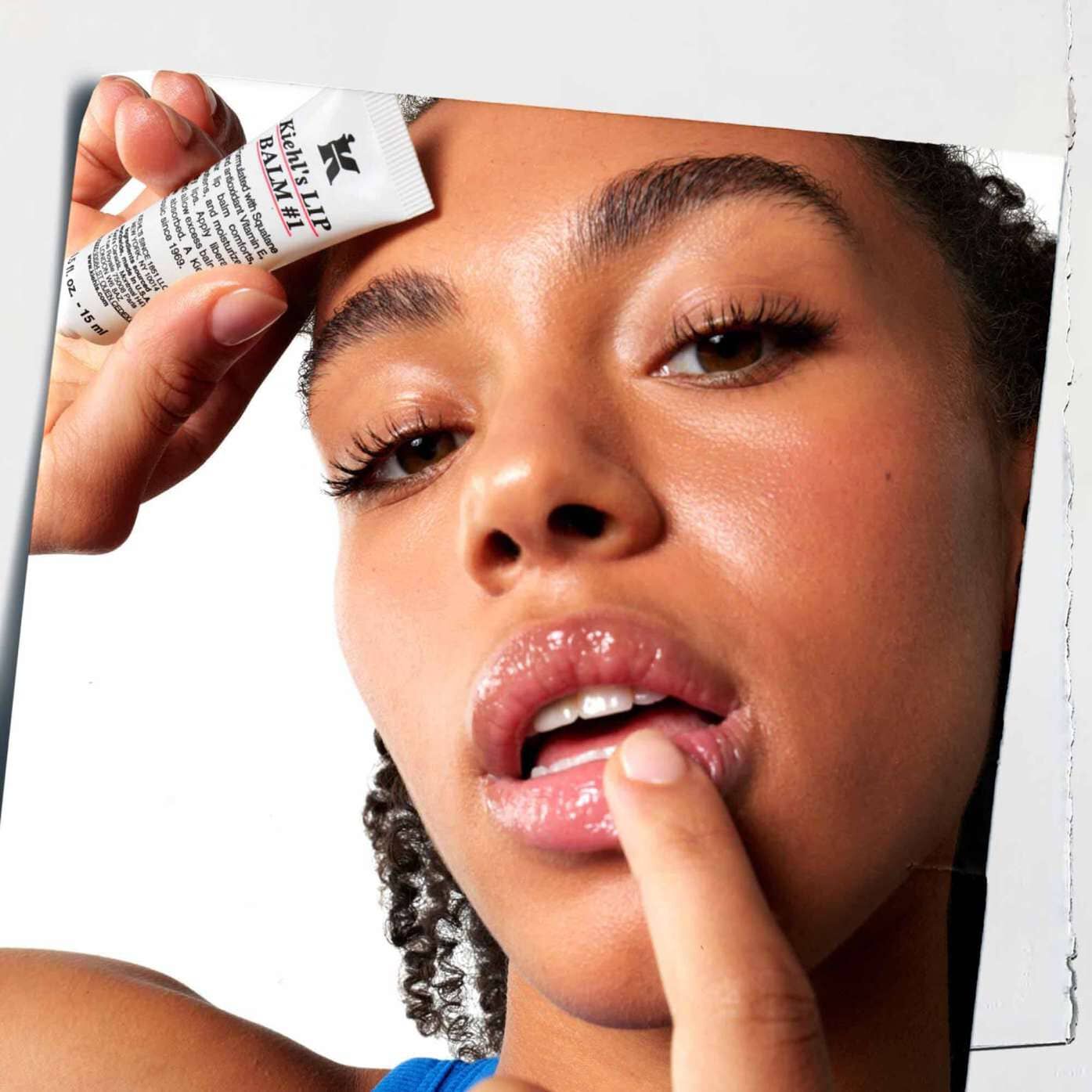 A Lip Balm #1 felvitele az ajkakra, bemutatva a bőron valo hasznalatat.