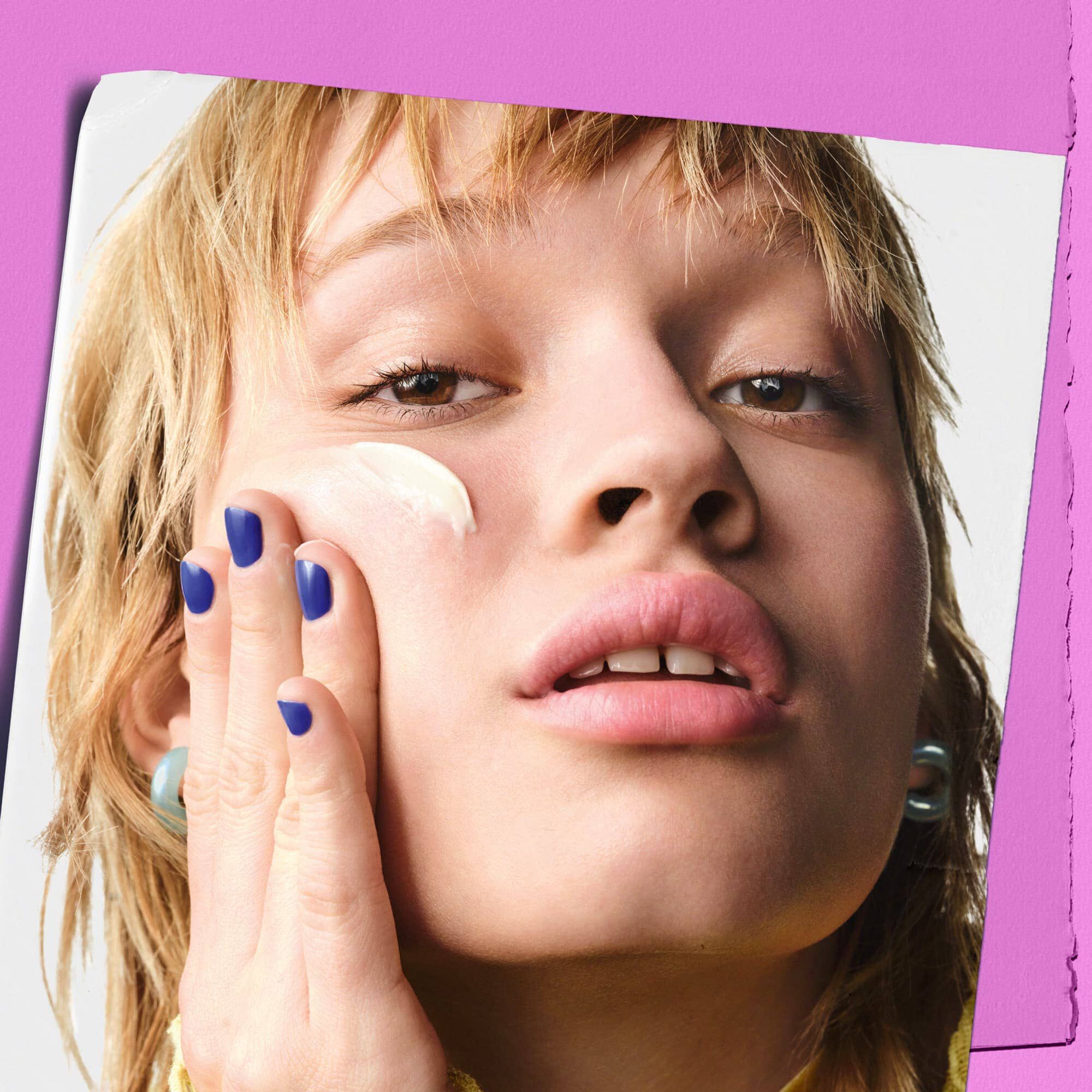 Modell, aki a Kiehl's Super Multi-Corrective Creamot viszi fel az arcara