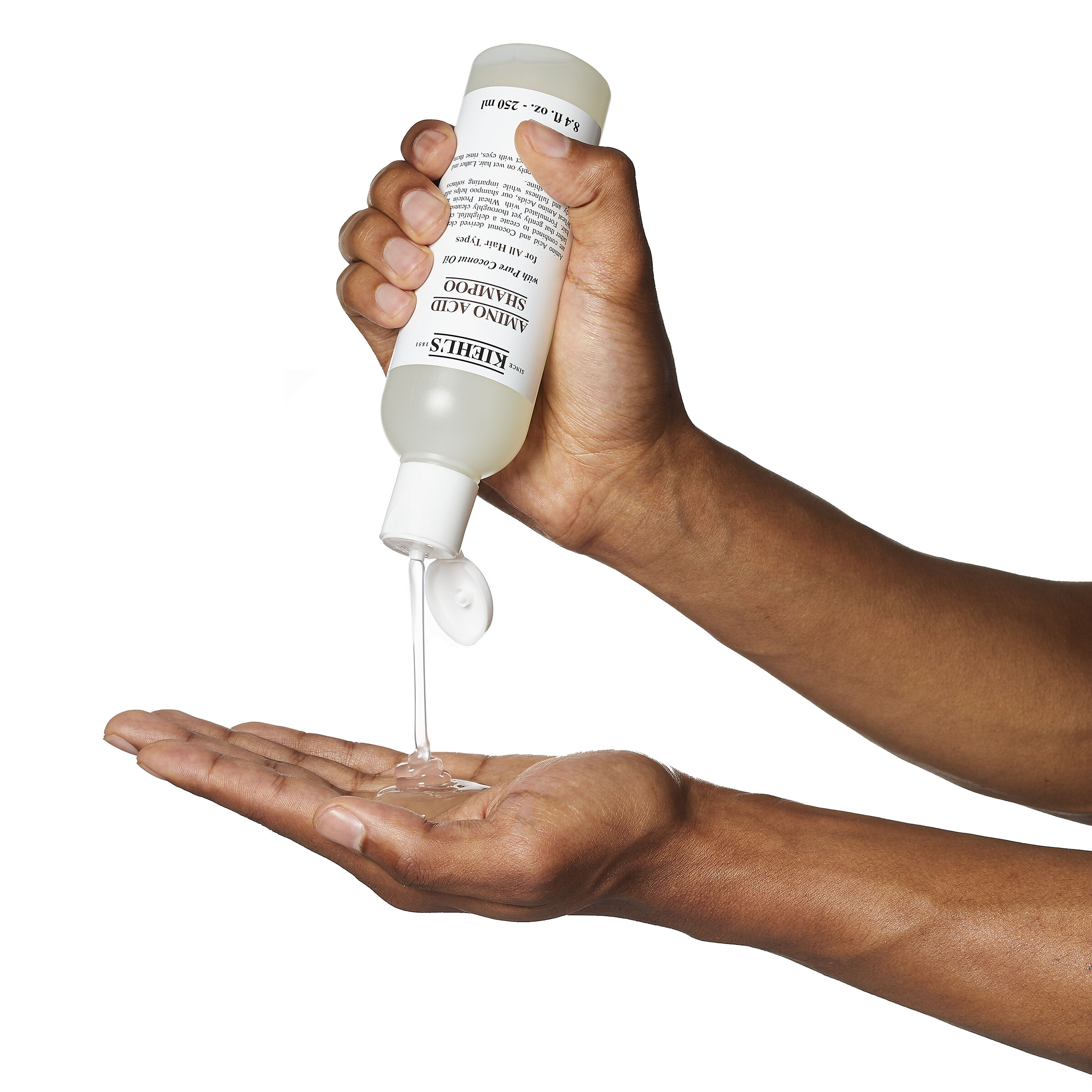 Modell buborekokkal a fejen a Kiehl's Amino Acid sampon hasznalata kozben