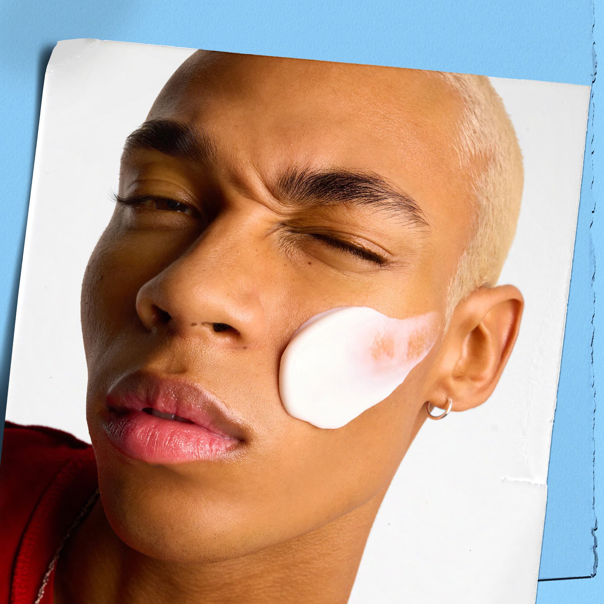 Modell, aki a Kiehl's Ultra Facial Creamot viszi fel az arcara