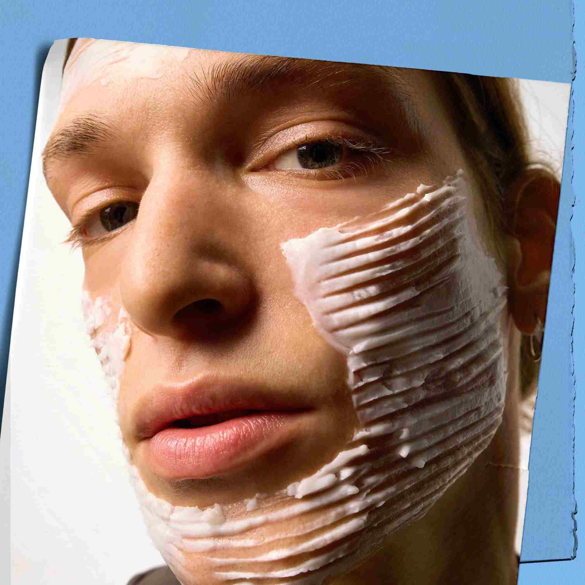 Modell a Kiehl's Ultra Facial Barrier Cream texturamintajaval az arcan