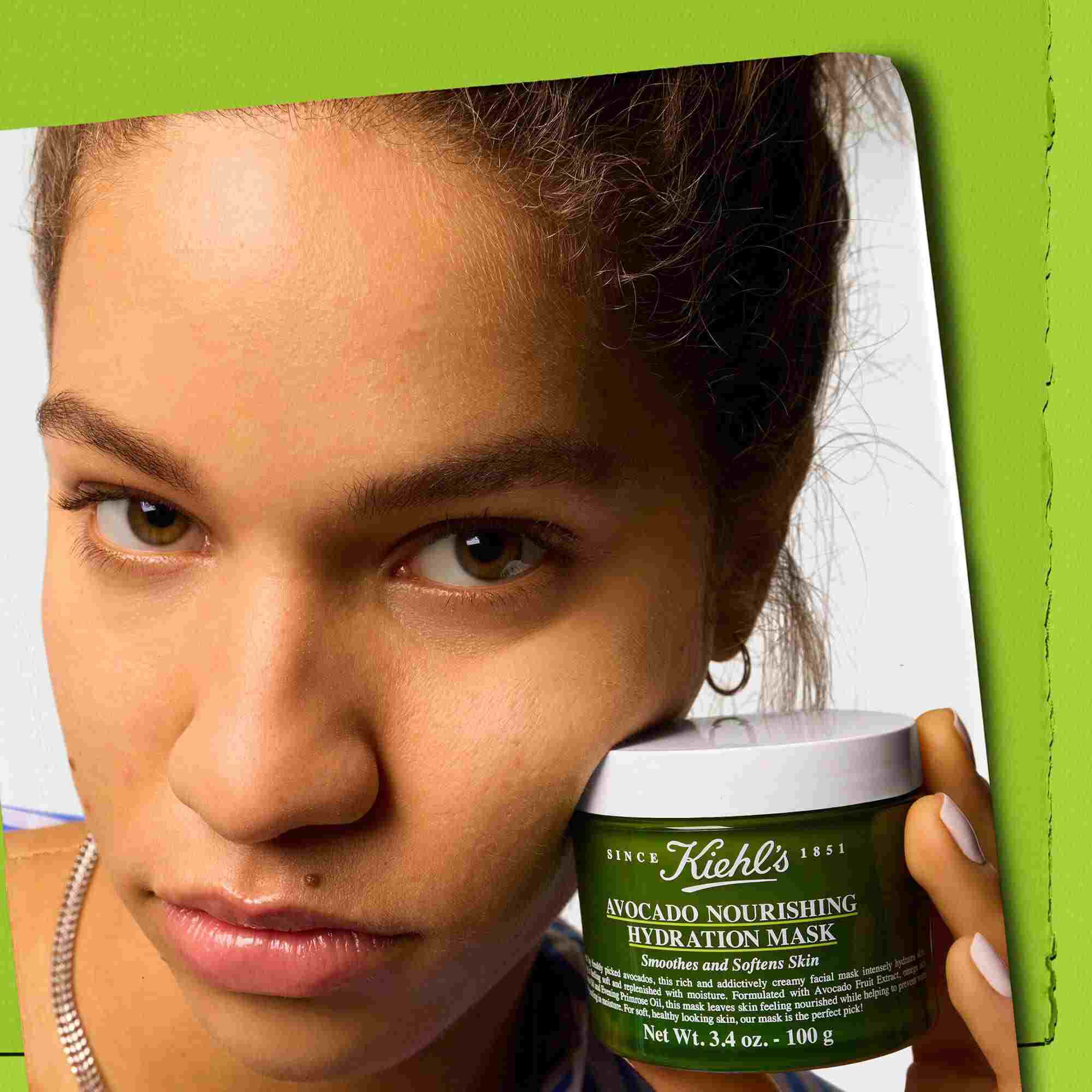 Modell, aki egy Kiehl's Avocado Nourishing Hydration Maskot tart – simitja es puhitja a bőrt