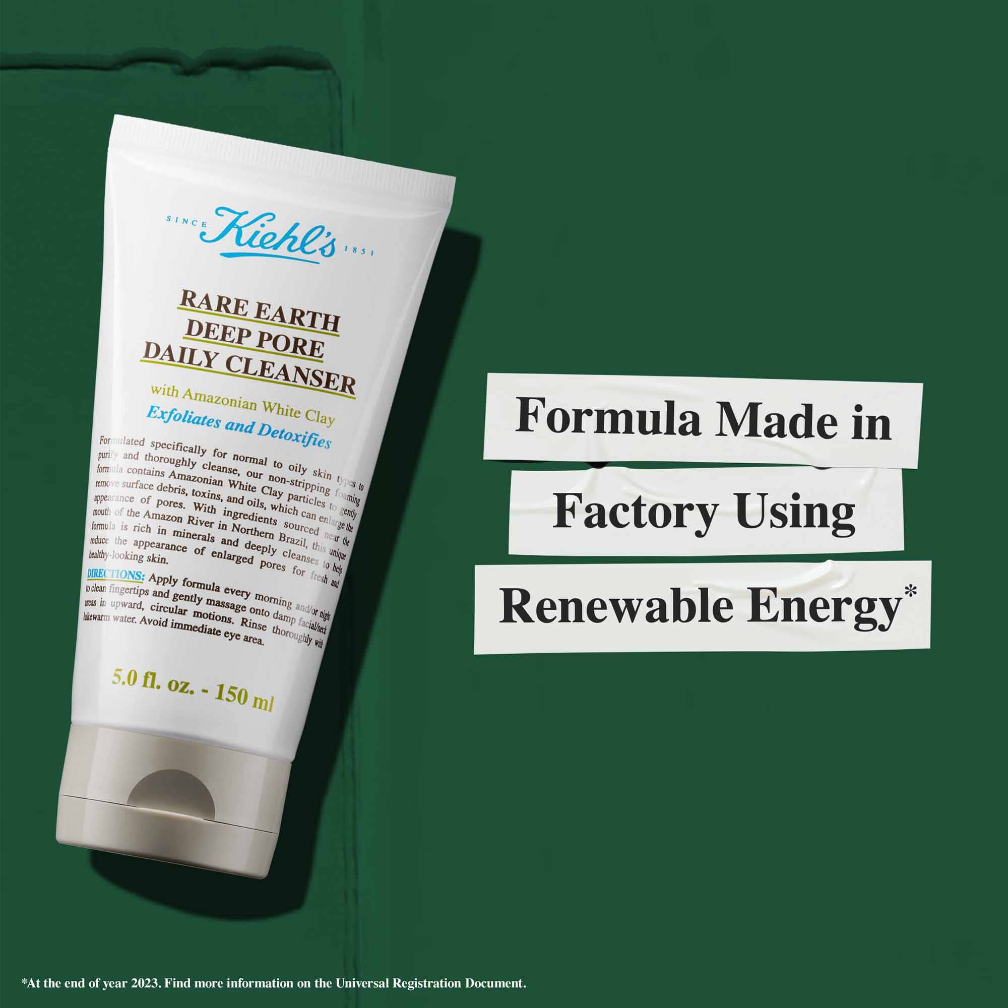 Egy Rare Earth Deep Pore Daily Cleanser tubus a fenntarthatosagot kiemelő „Megujulo energiat hasznalo gyarban keszult formula” szoveggel.