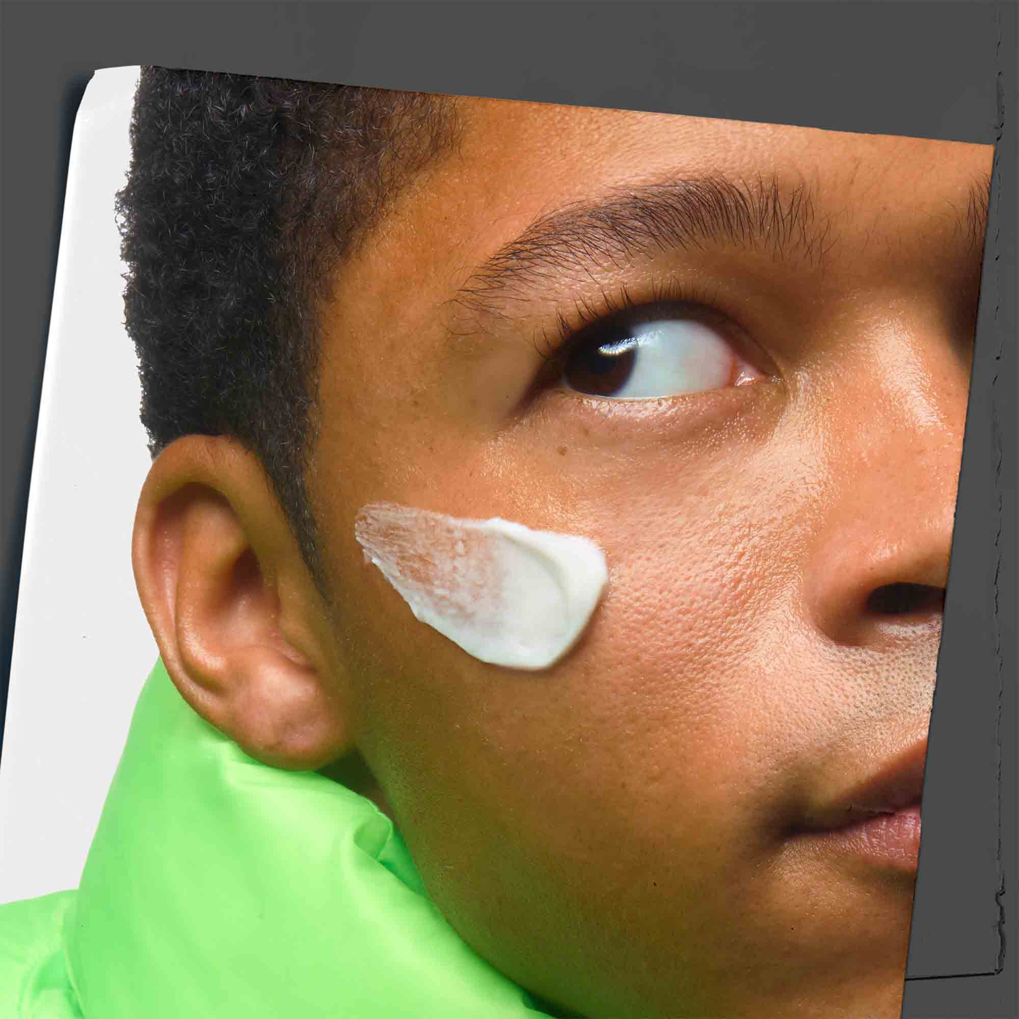 Age Defender Cream Moisturizer egy modell arcara felvive.