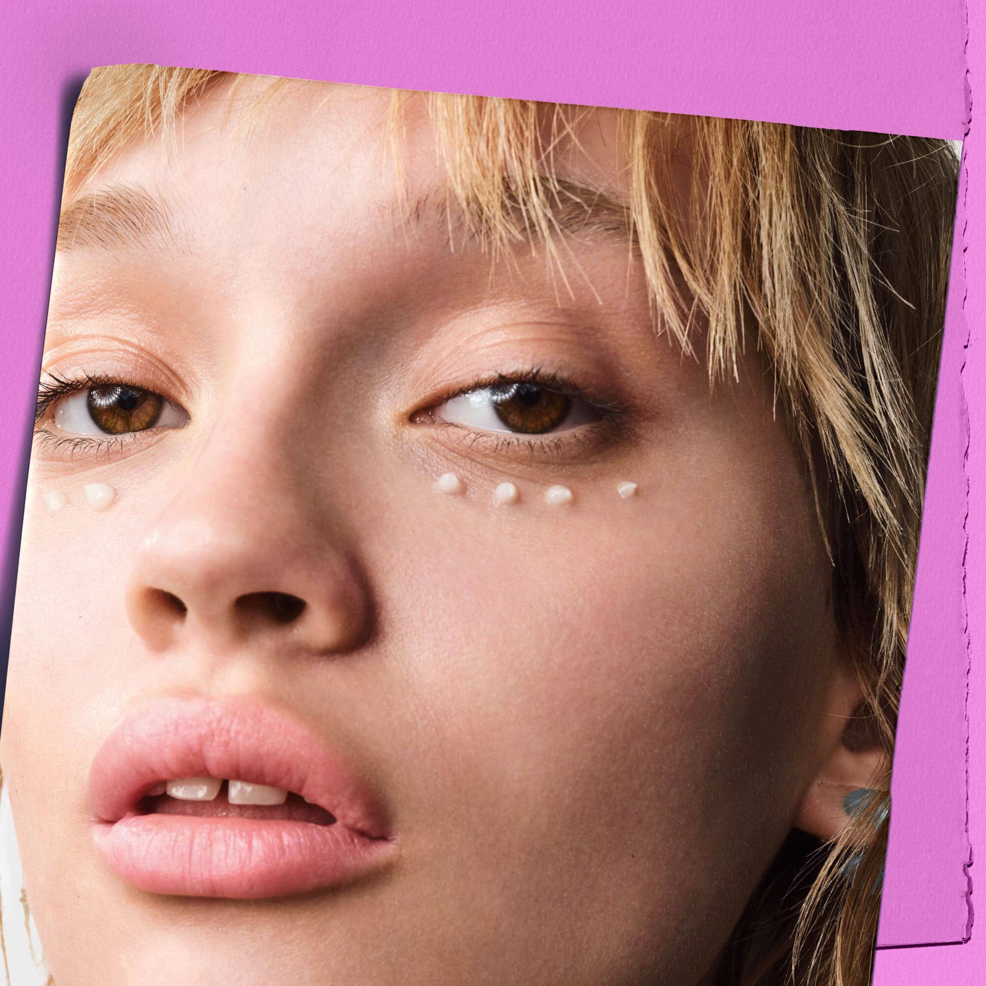 Modell a szeme alatt elhelyezett Kiehl's Super Multi-Corrective Eye Zone Treatment pottyokkel