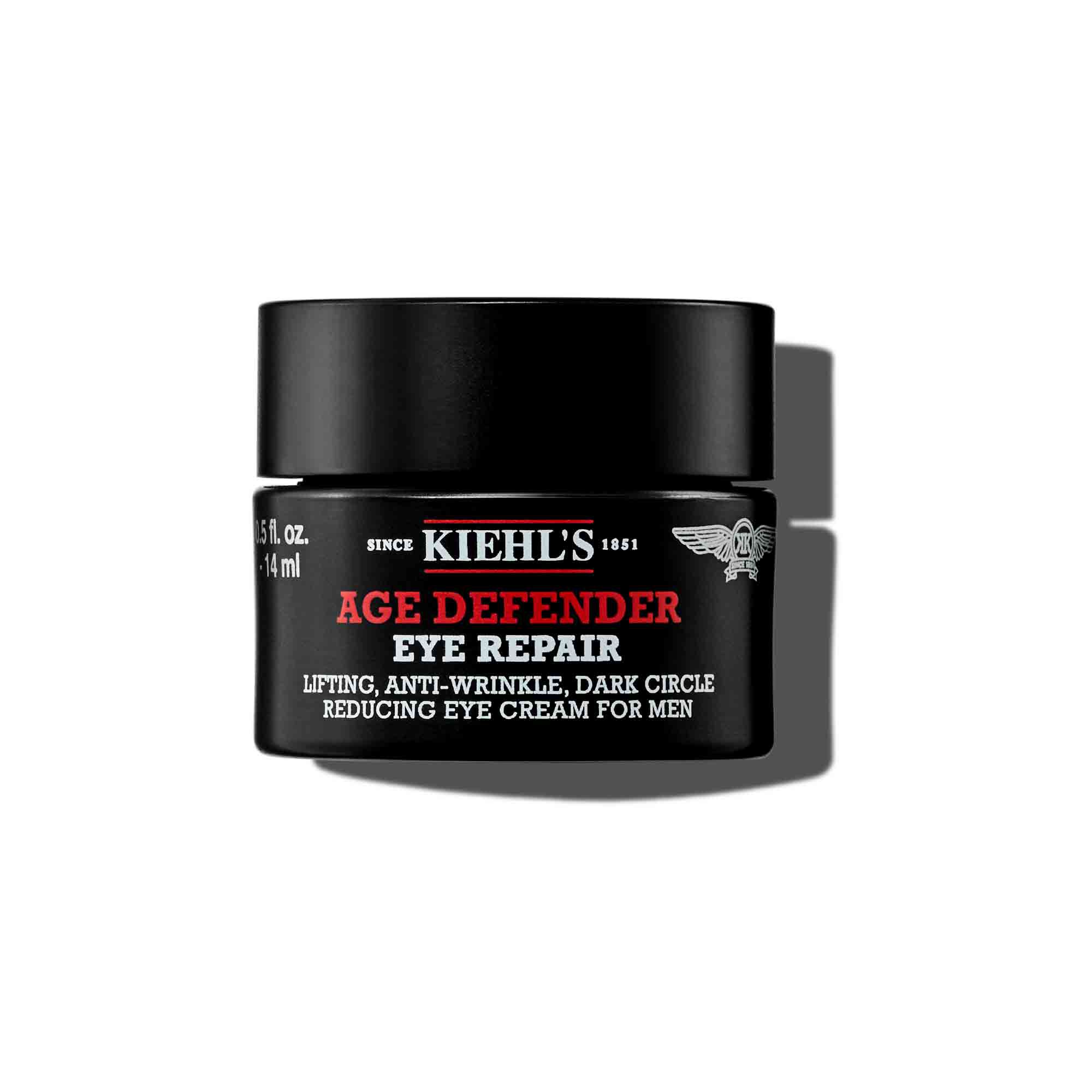 Egy 14 ml-es Kiehl's Age Defender Eye Repair tegely feher hatter előtt.