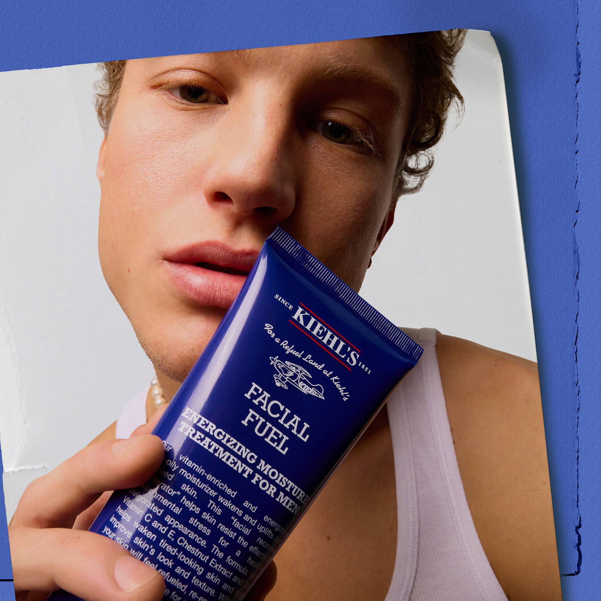 Modell, aki egy Kiehl's Facial Fuel Energizing Moisture Treatment hidratalo kremet tart ferfiaknak