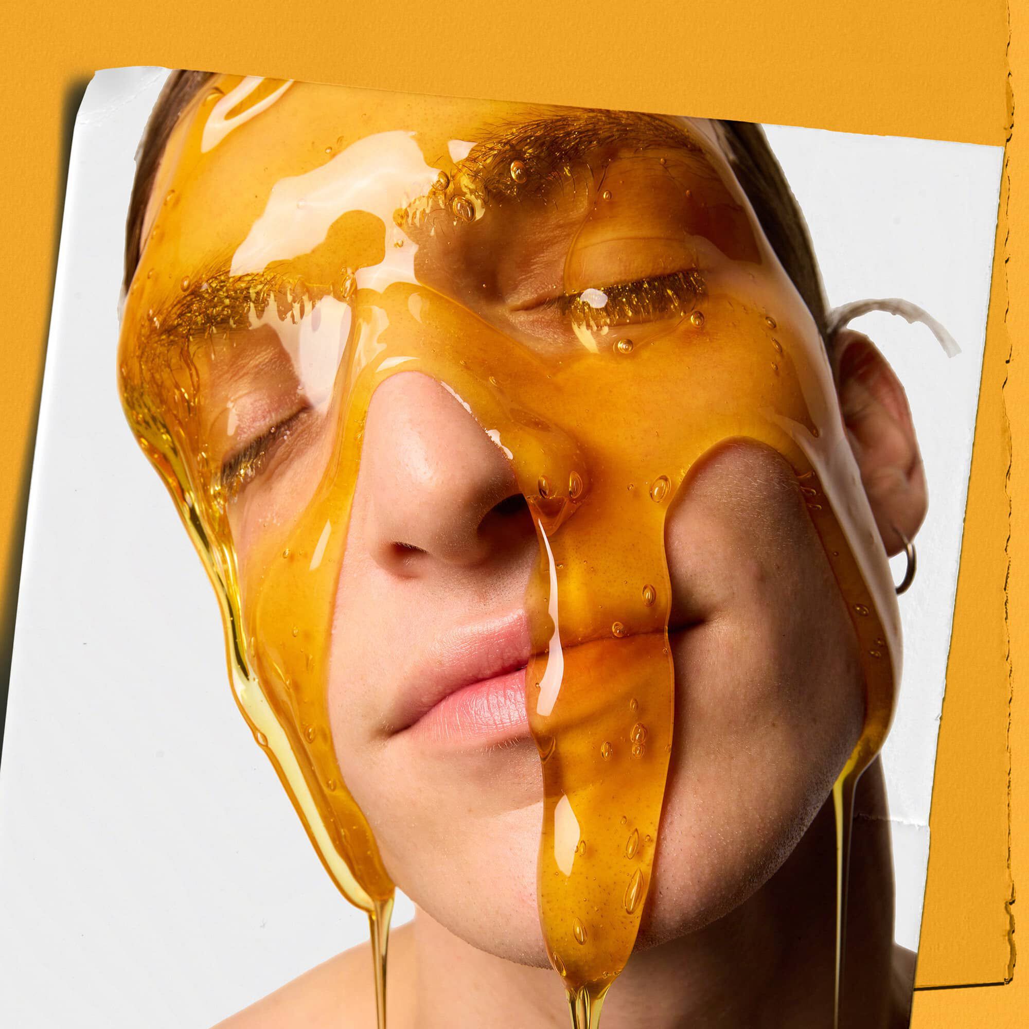 Modell, akinek az arcan Kiehl's Calendula Deep Cleaning Foaming Face Wash arctisztito csorog le