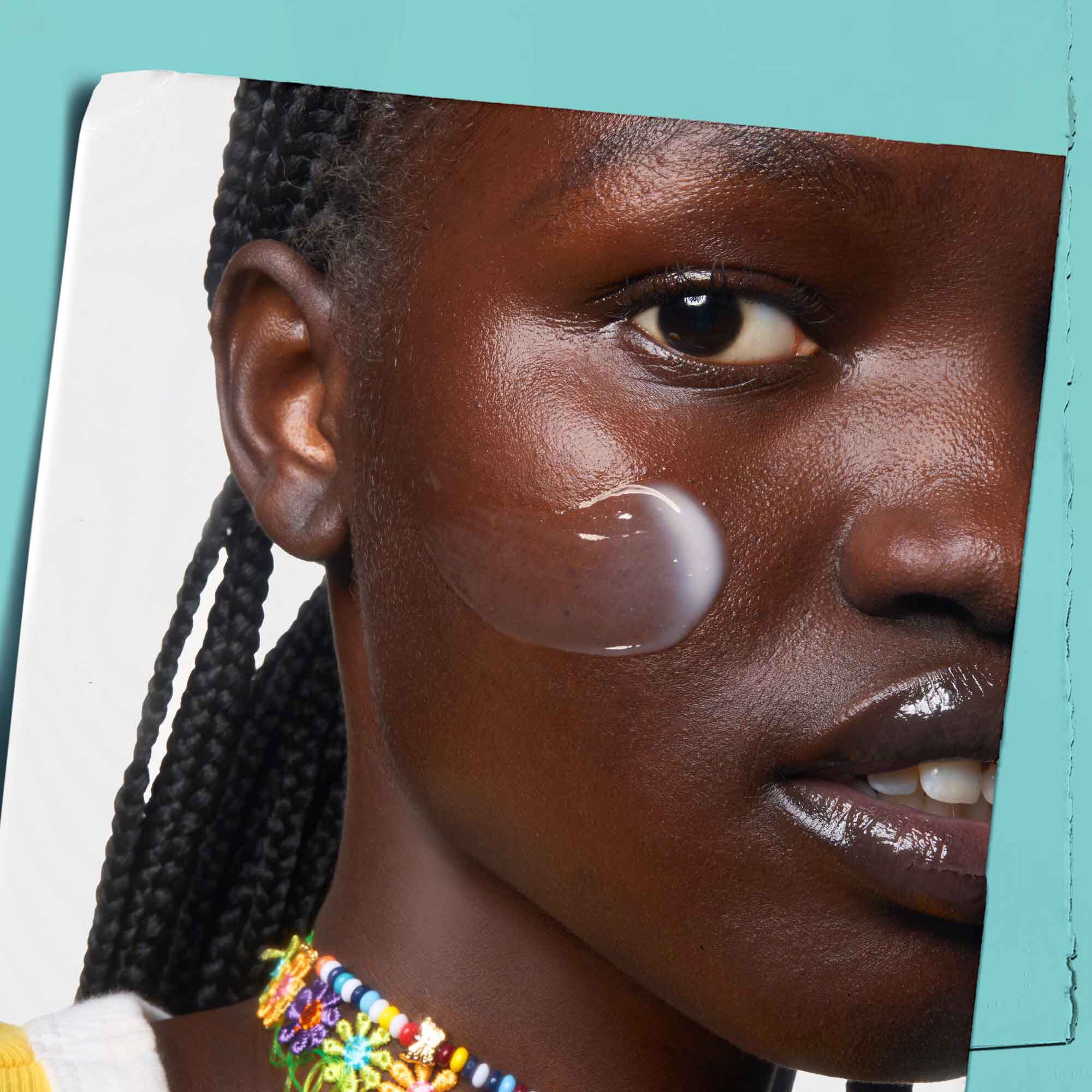 Expertly Clear Blemish-Treating & Preventing Lotion felvitele a bőrre.