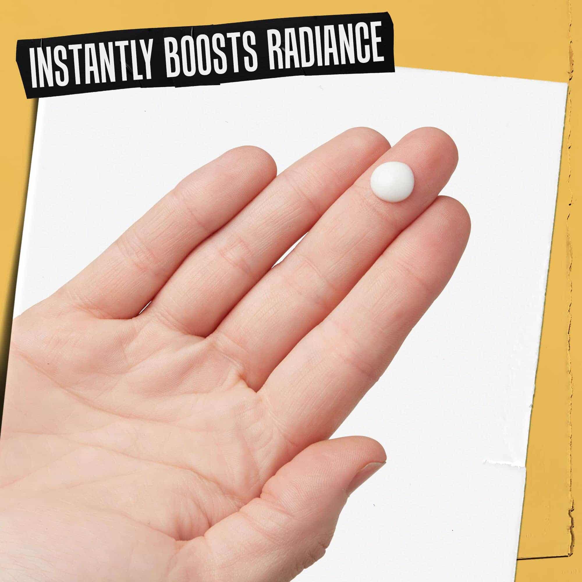 Egy kez Powerful-Strength Line-Reducing Concentrate-tel, a felirat: „Azonnal fokozza a ragyogast”.