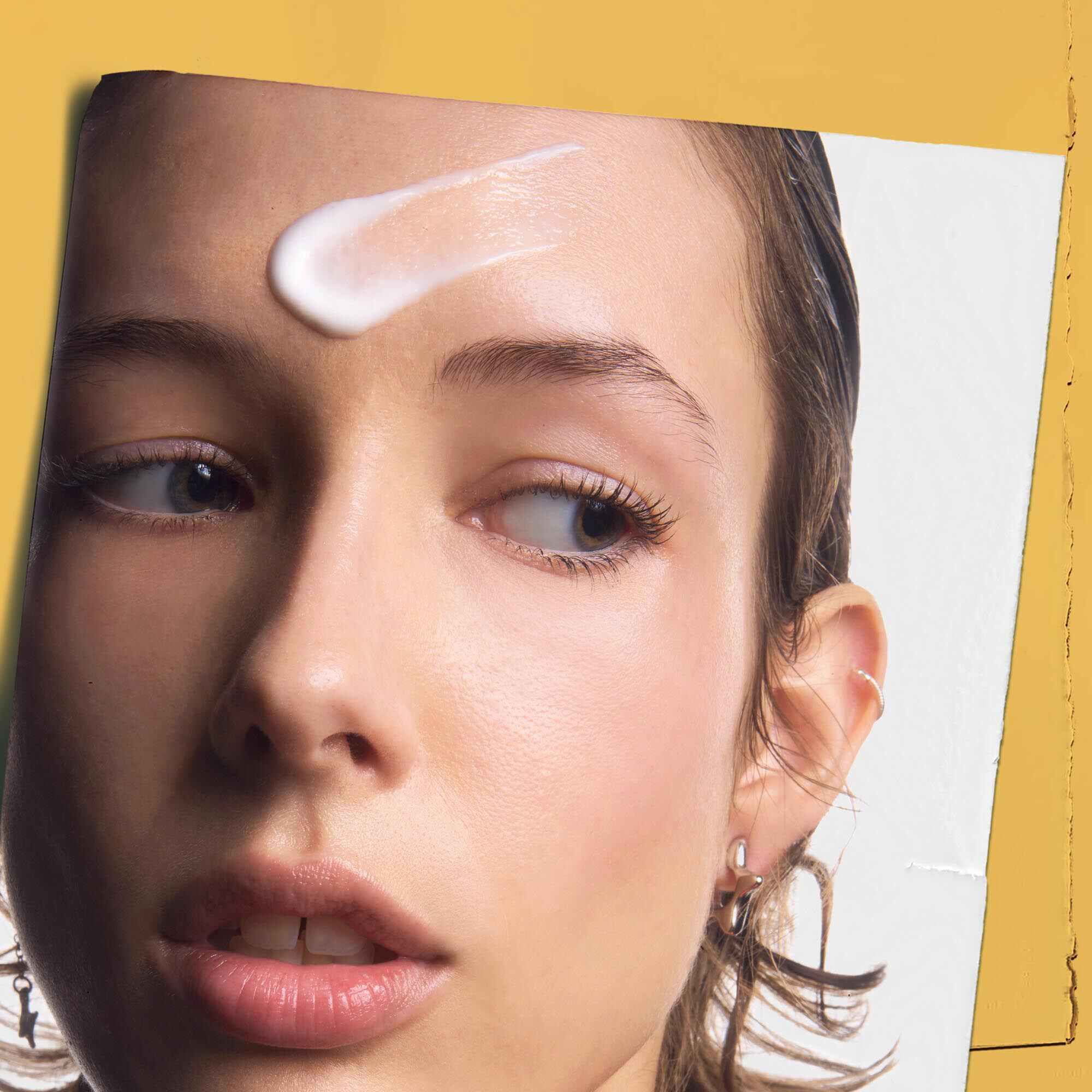 Powerful-Strength Line-Reducing Concentrate egy szemely homlokara felvitelve, bemutatva a hasznalatat.