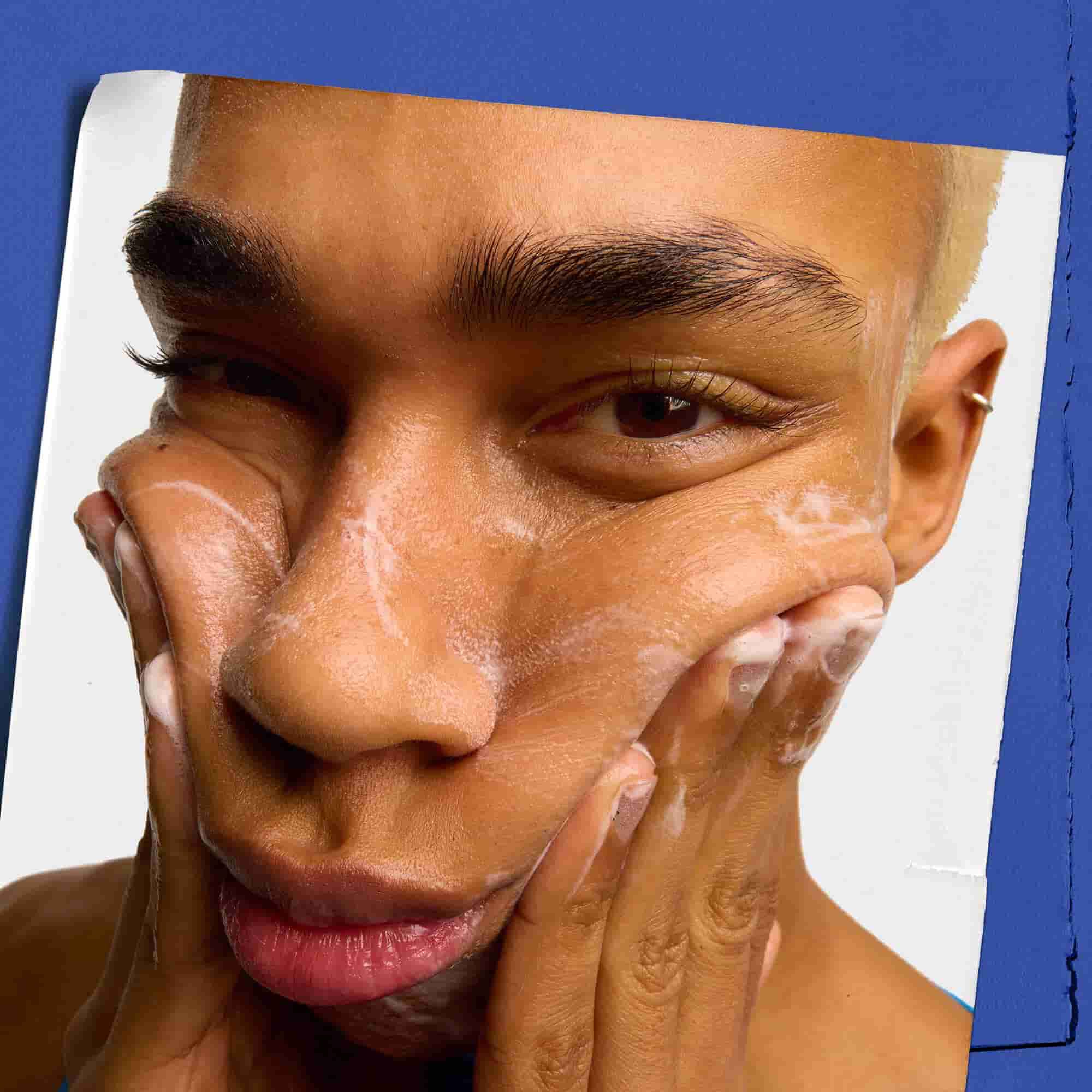 Modell, aki a Kiehl's Facial Fuel Energizing Face Wash arctisztitot hasznalja ferfiaknak