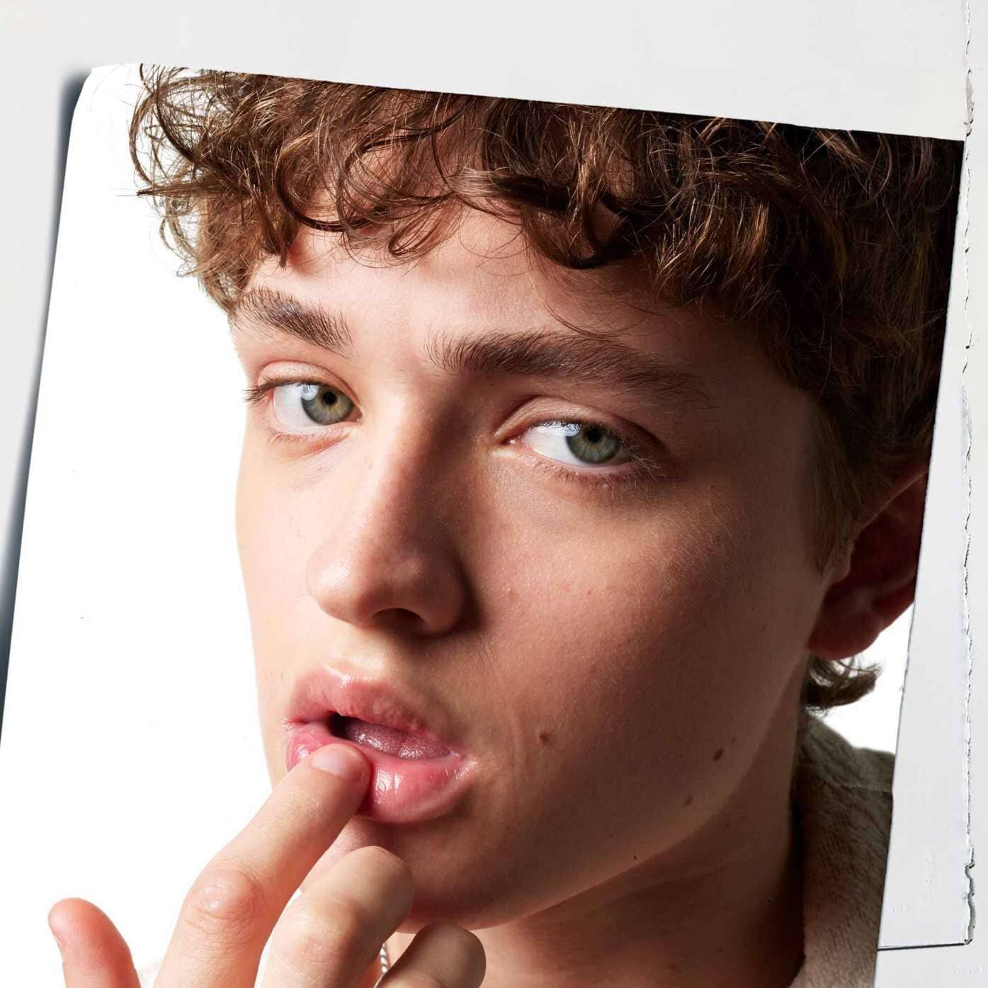 A Lip Balm #1 felvitele az ajkakra, bemutatva hidratalo hatasat a bőron.