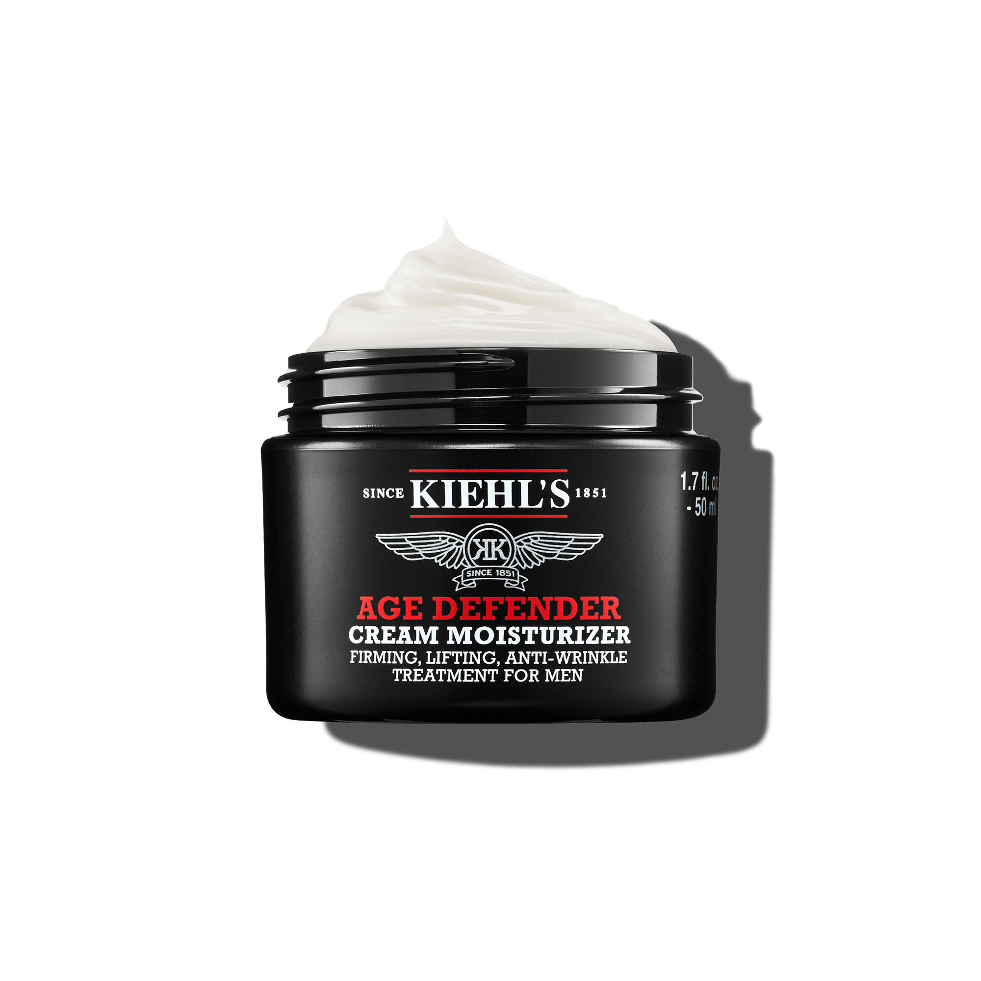 Egy 50 ml-es Kiehl's Age Defender Cream Moisturizer tegely feher hatter előtt.