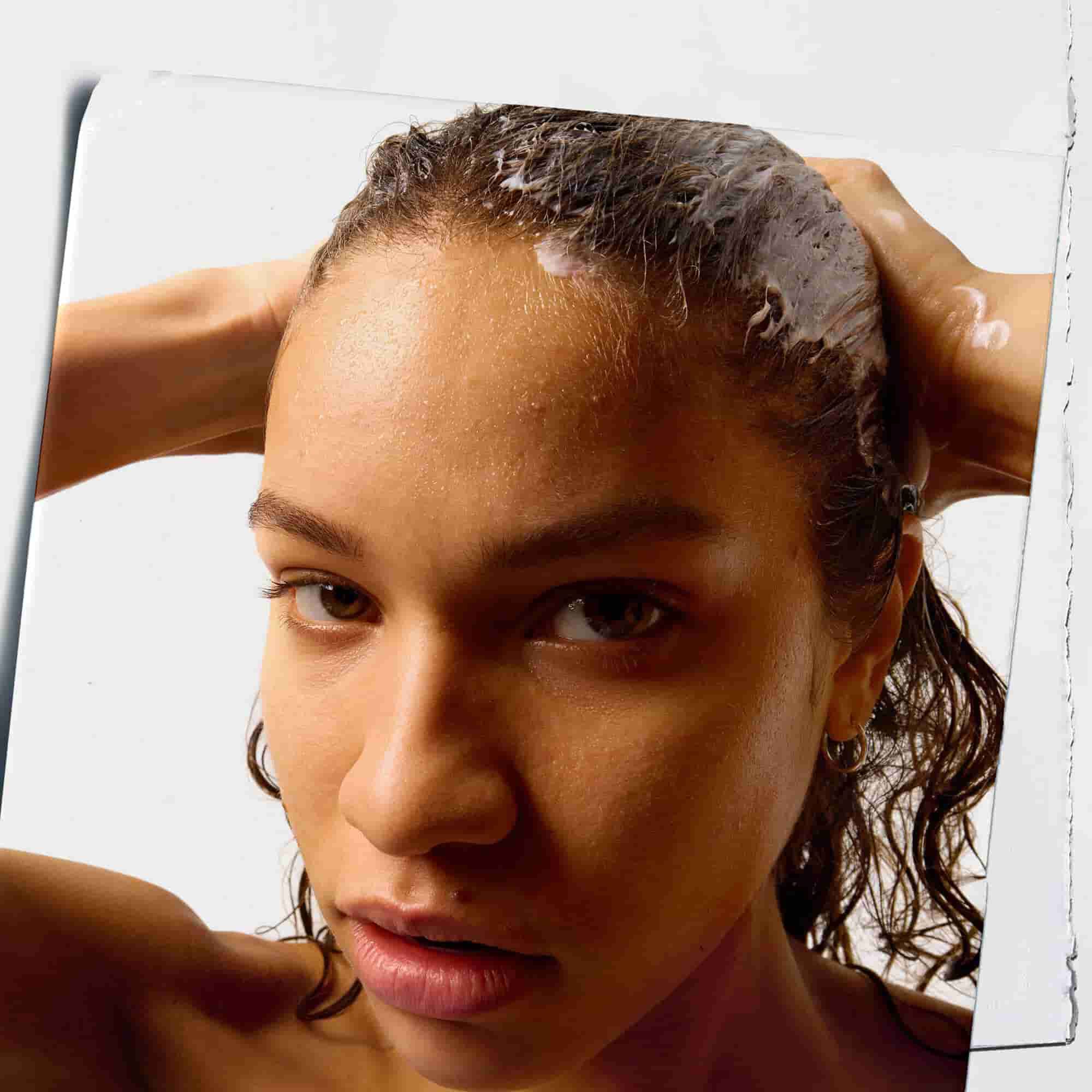 Modell Kiehl's Amino Acid Conditionerrel hasznalja a hajan
