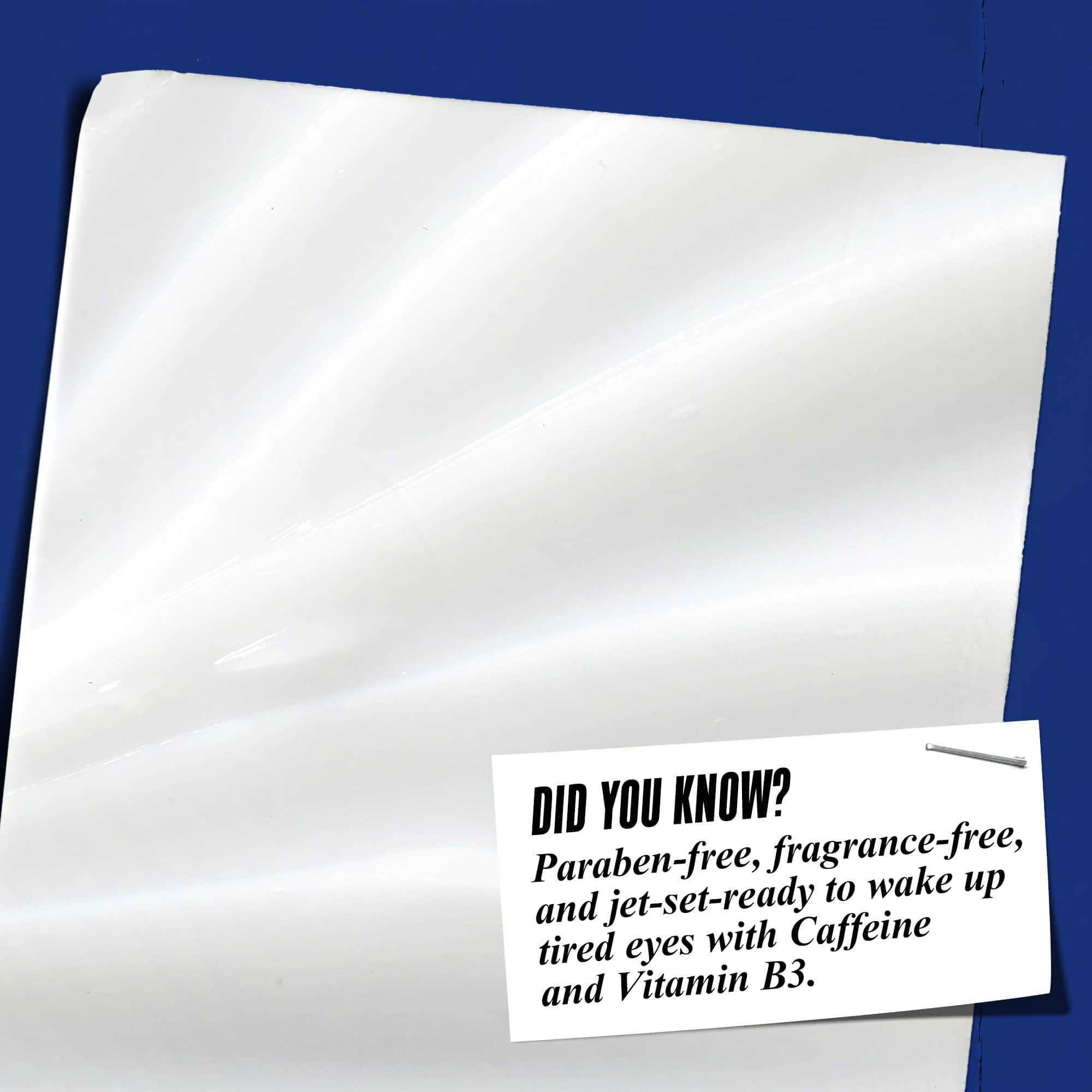 A Facial Fuel Eye Fuel texturajanak kozelkepe. A szoveg jelentese: „Tudta? Paraben-, illatanyag- es asvanyi olaj-mentes, hogy B3-vitaminnal es koffeinnel ebressze fel a faradt szemeket.”