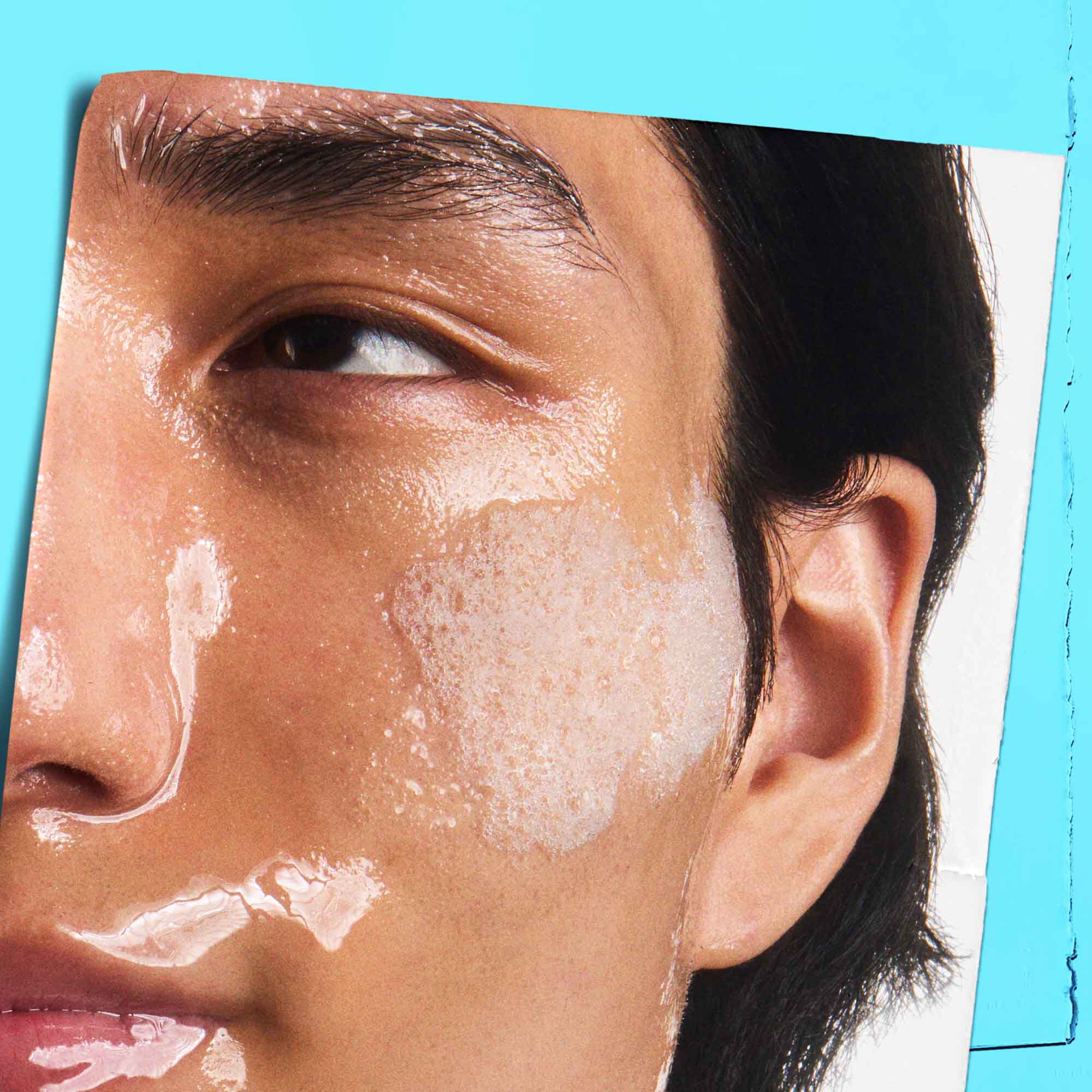 Ultra Facial Oil-Free Cleanser felvitele a bőrre.