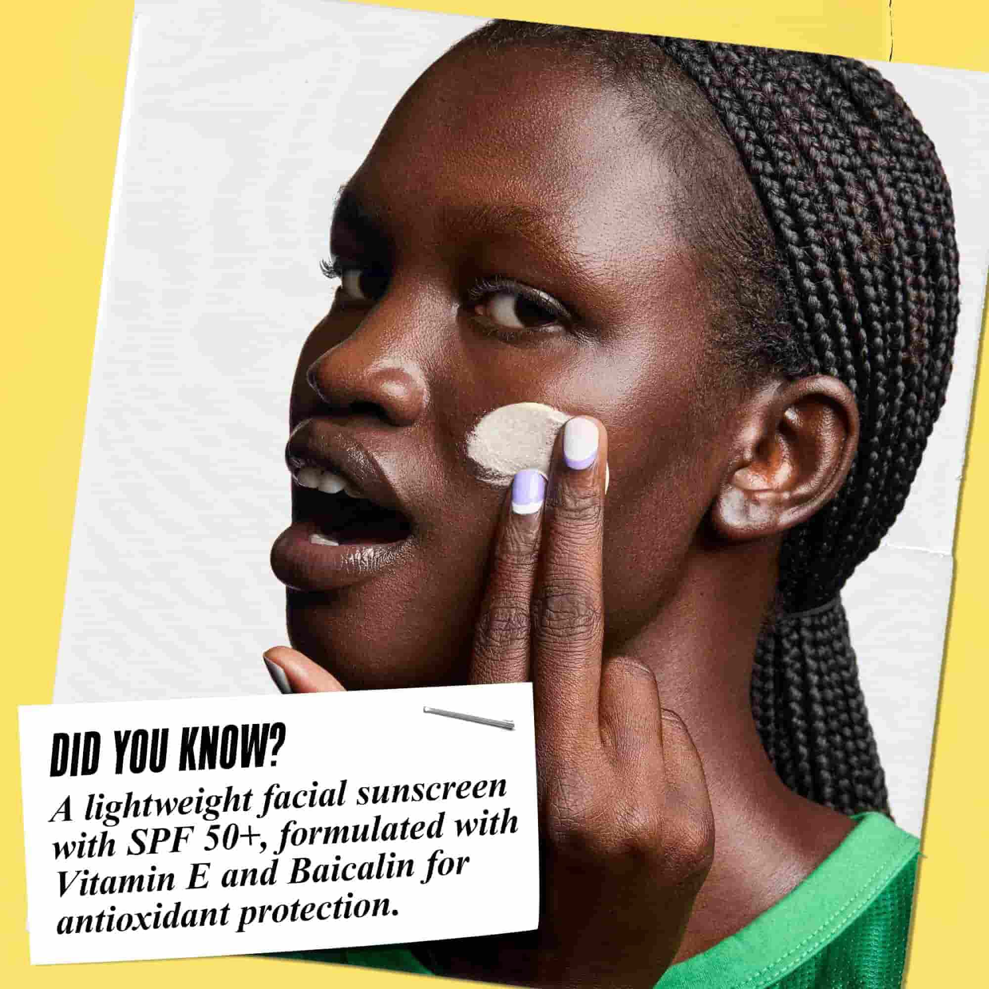 Ultra-Light Daily UV Defense felvitele az arcra. A szoveg jelentese: „Tudta? Konnyu arcvedő fenyvedő SPF 50+ faktorral, E-vitaminnal es baicalinnal az antioxidans vedelemert.”