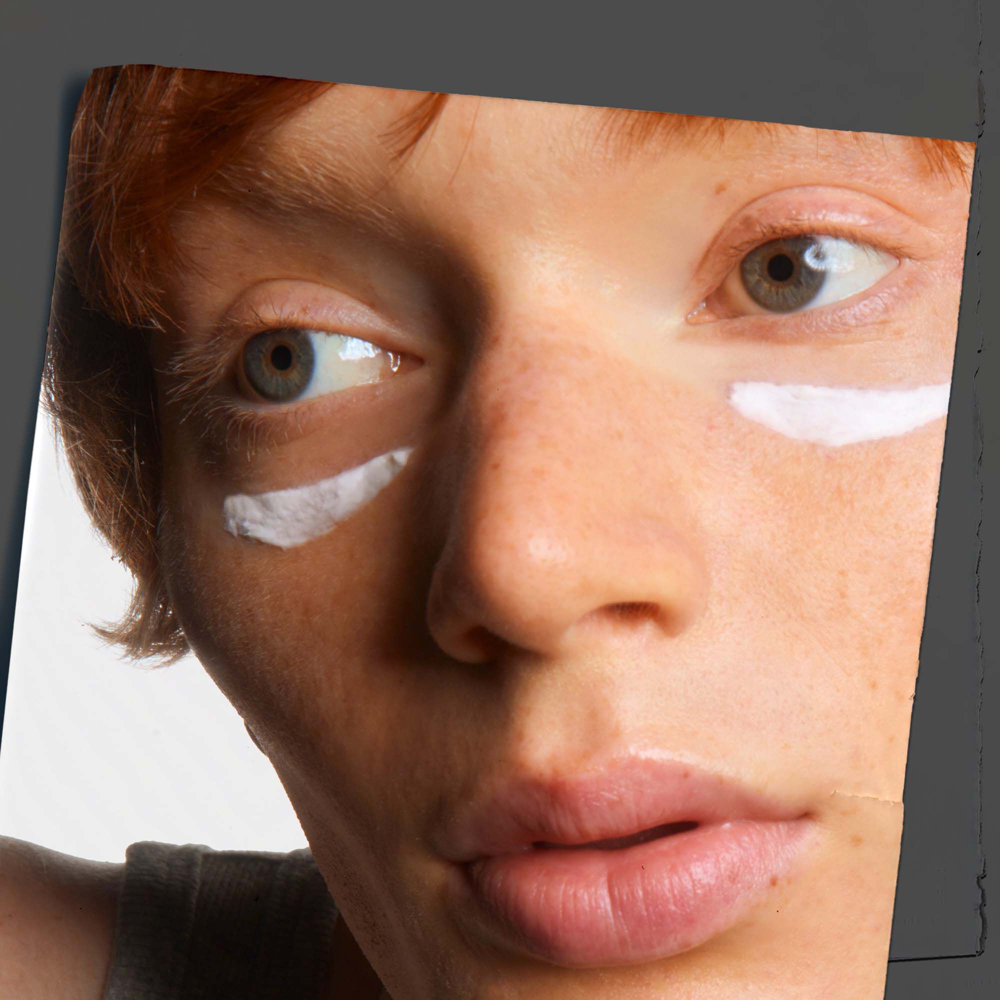 Kozeli kep a bőrről, amely a Kiehl's Age Defender Eye Repair felvitelet mutatja be.