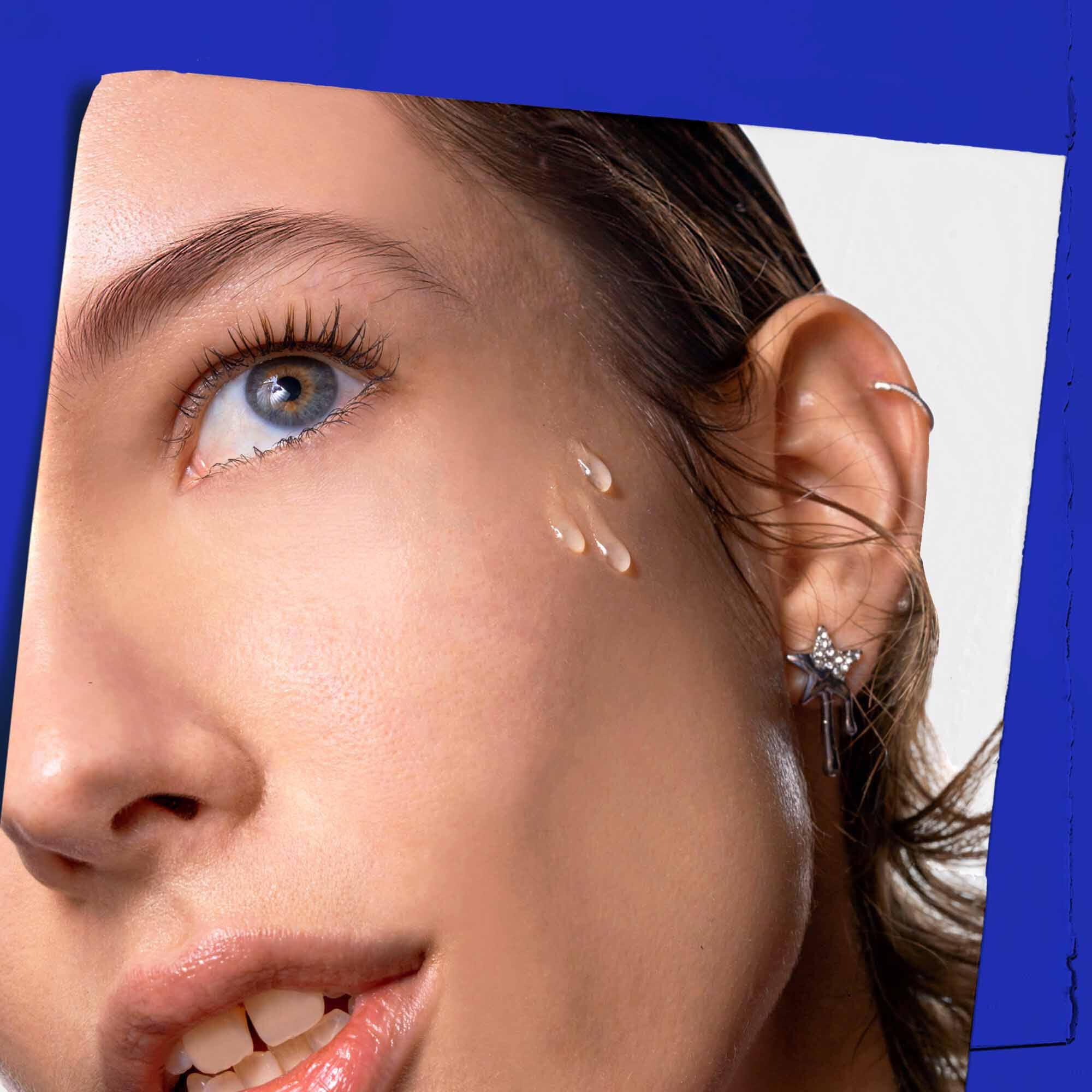 Midnight Recovery Concentrate arcolaj a bőrre felvitelve.