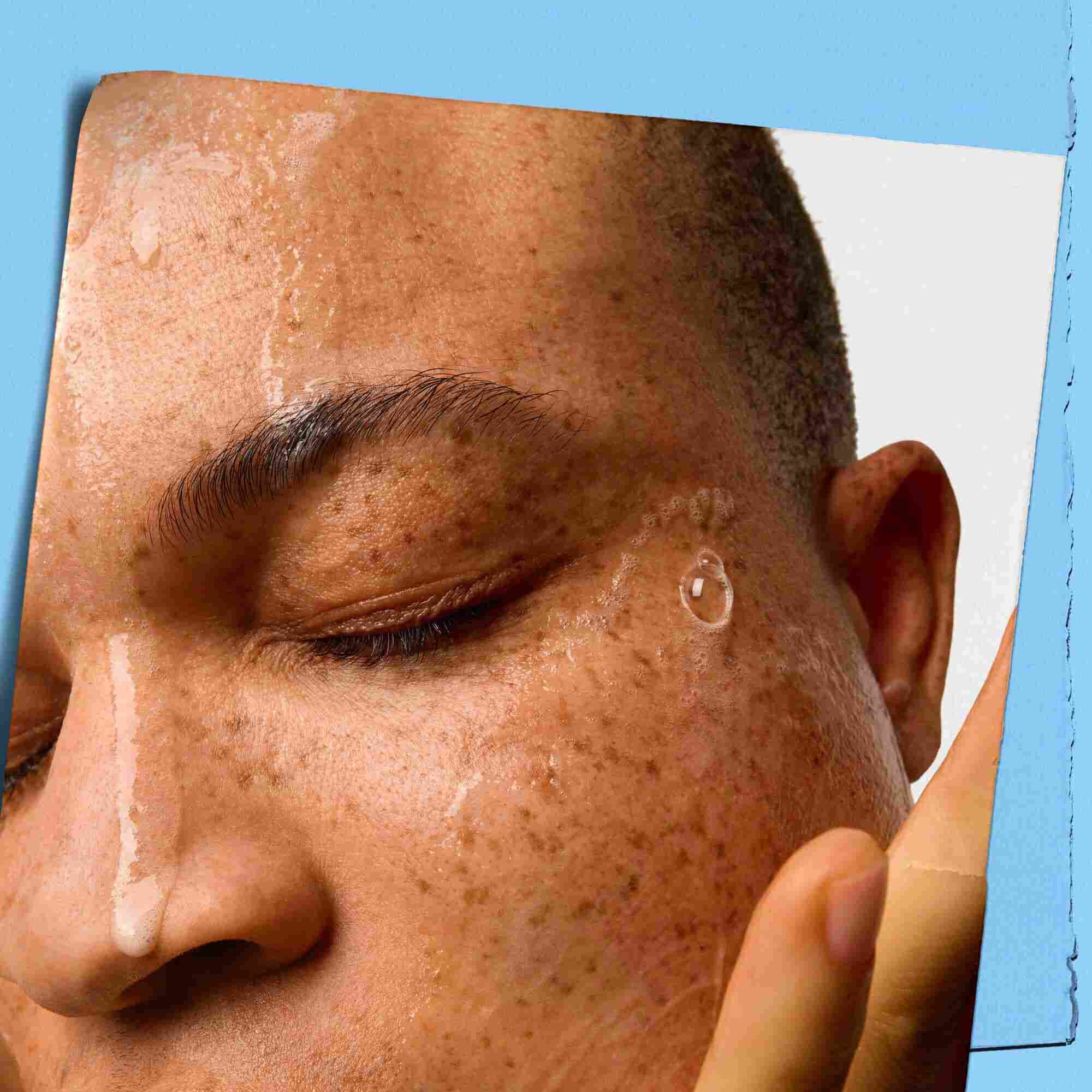 Modell, aki a Kiehl's Ultra Facial Cleansert hasznalja az arcan