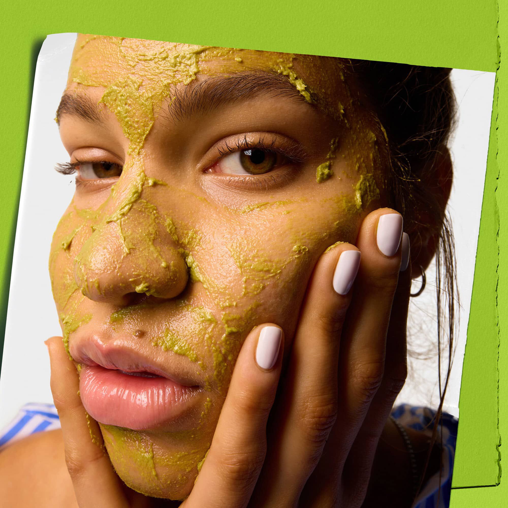 Modell, aki a Kiehl's Avocado Nourishing Hydration Maskot hasznalja az arcan