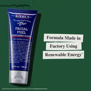 Facial Fuel Energizing Scrub tubus a fenntarthatosagot kiemelő szoveggel: „Megujulo energiat hasznalo gyarban keszult formula.”