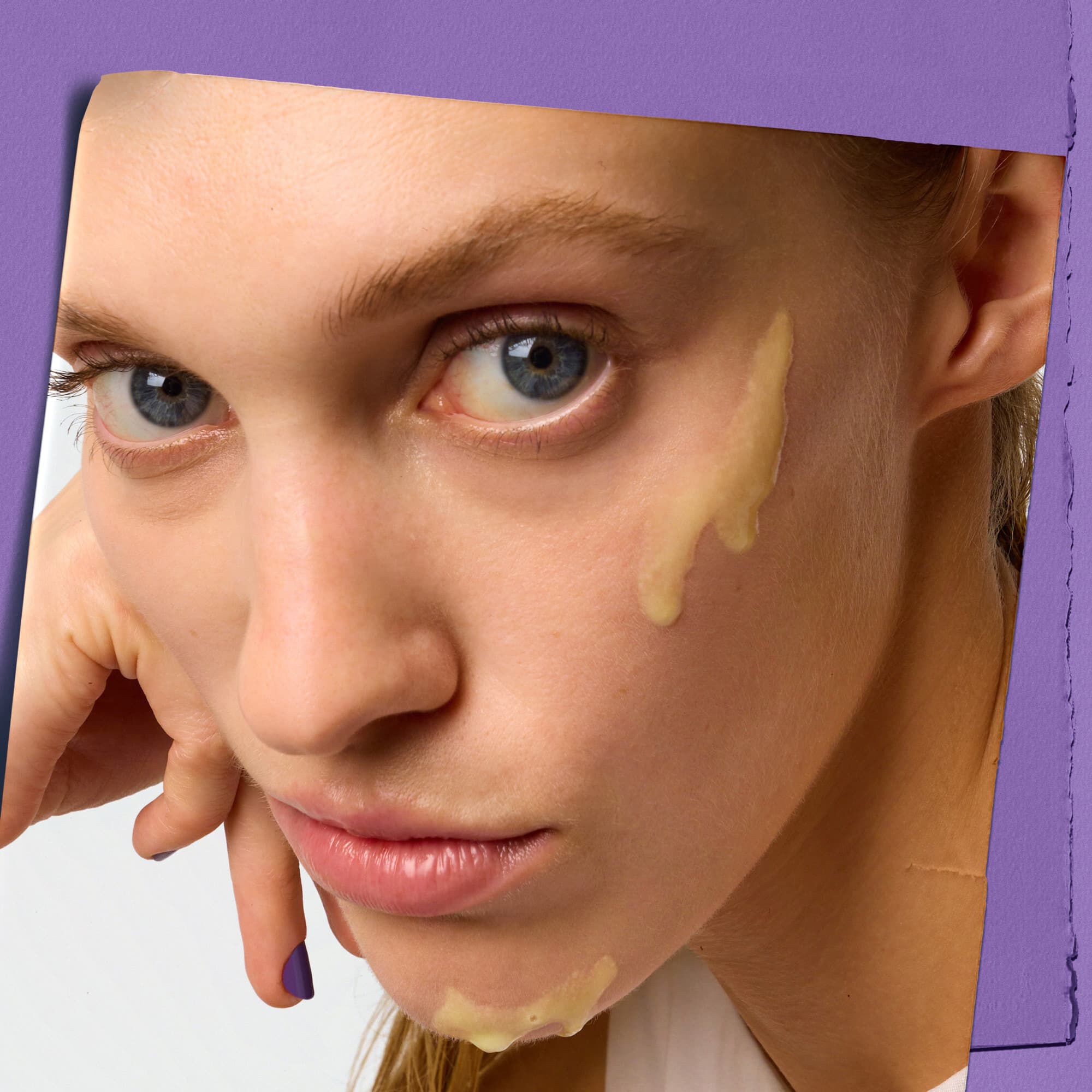 Modell a Kiehl's Retinol Fast Release ranctalanito ejszakai szerum mintajaval az arcan