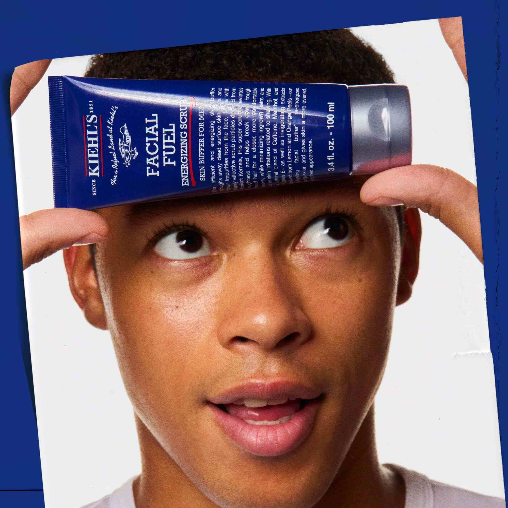 Facial Fuel Energizing Scrub kezben tartva, bemutatva a hasznalatat.