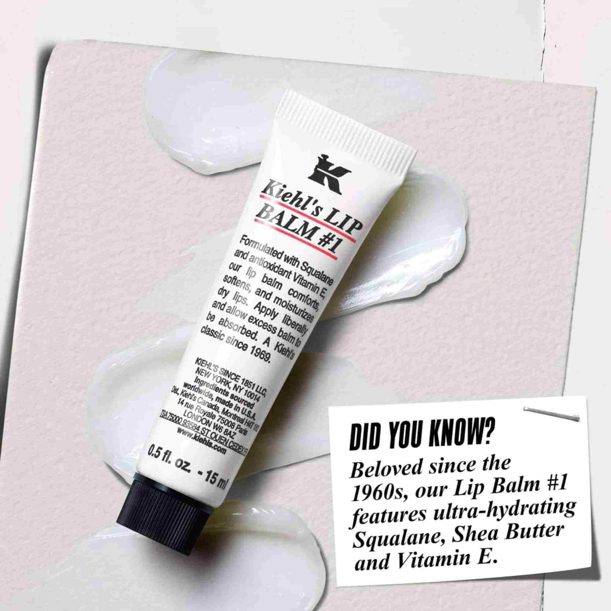 Egy Lip Balm #1 tubus feher feluleten, a szoveg jelentese: „Tudta? Szkvalannal, sheavajjal es E-vitaminnal formulazva a hidratalt, simabb ajkakert.”