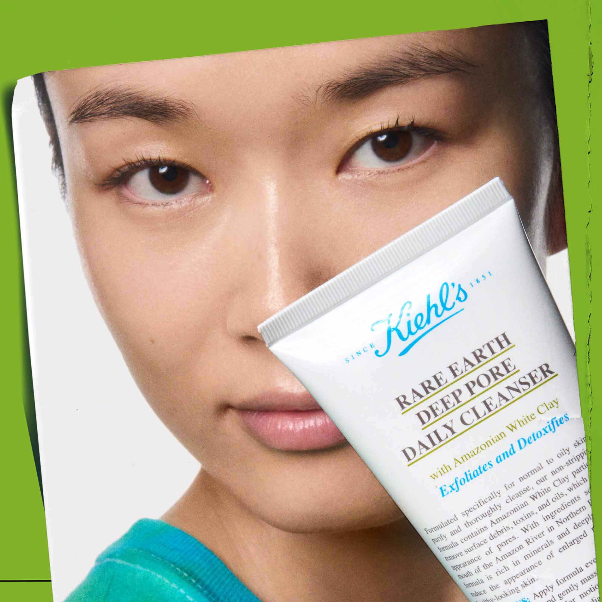 Egy szemely Rare Earth Deep Pore Daily Cleanser tubust tart a kezeben, bemutatva a hasznalatat.