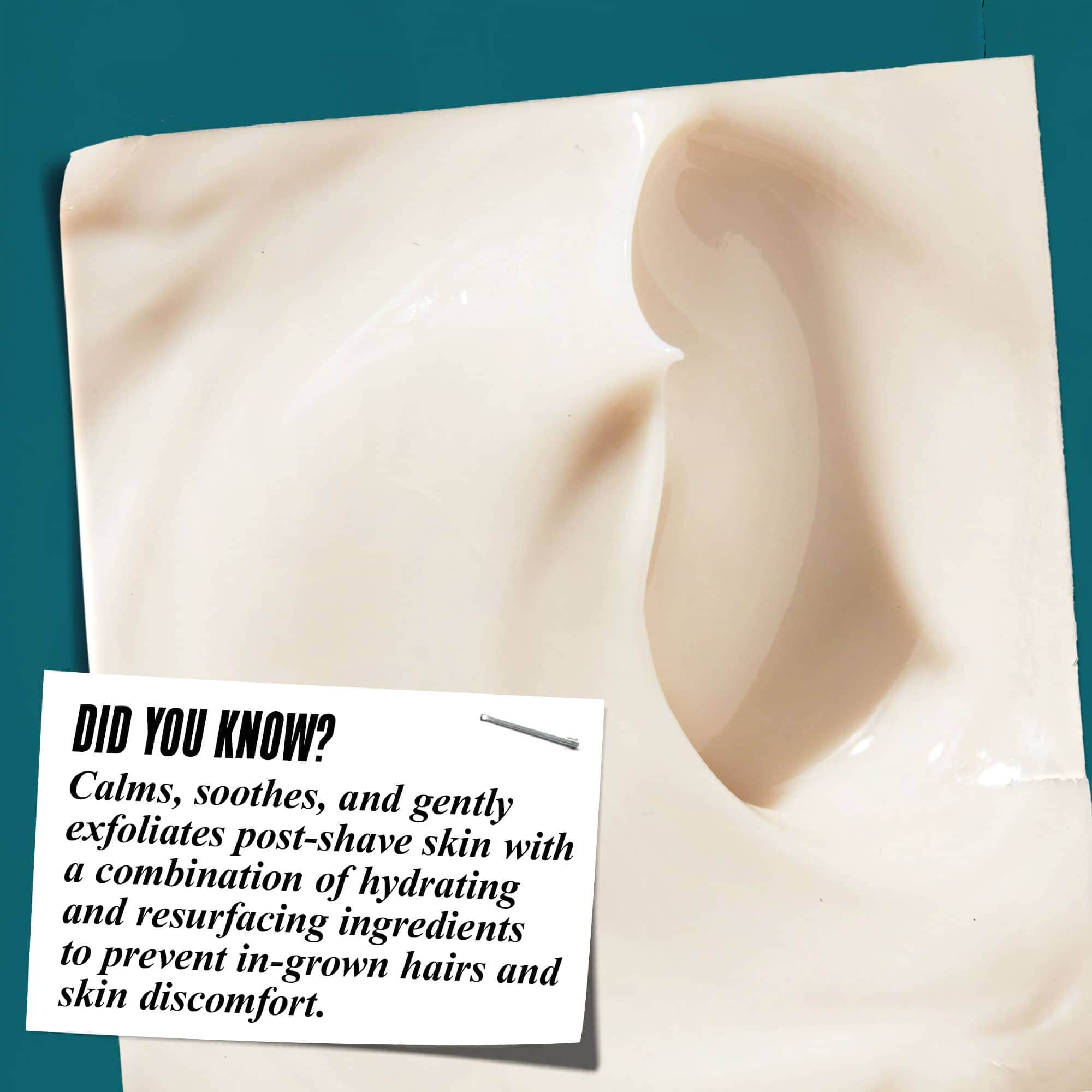 A Close Shavers Squadron Smooth Glider Precision Shave Lotion texturajanak kozelkepe. A szoveg jelentese: „Tudta? Nyugtatja, csillapitja es gyengeden hamlasztja a borotvalkozas utani bőrt hidratalo es bőrfiatalito osszetevőkkel, hogy csokkentse a borotvalkozas okozta dudorokat es a bőr kellemetlen erzeset.”