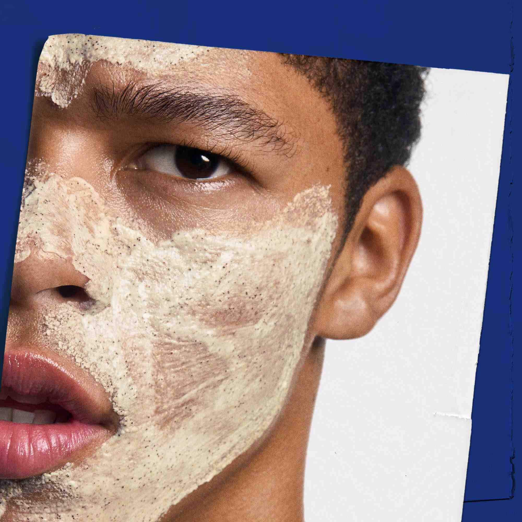 Facial Fuel Energizing Scrub az arcon, bemutatva a hasznalatat.