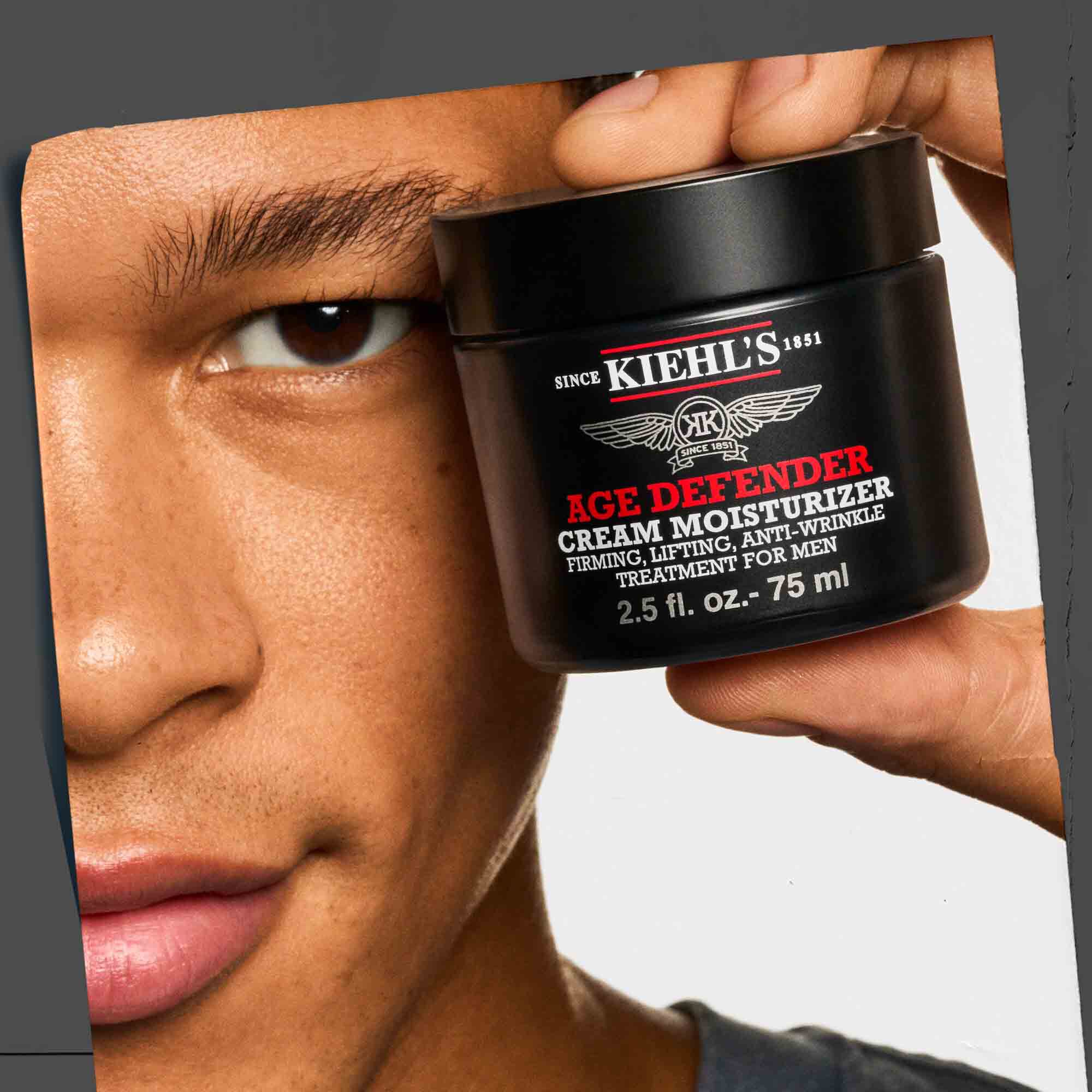 Az Age Defender Cream Moisturizer kezben tartva, bemutatva hordozhatosagat es egyszeru hasznalatat.