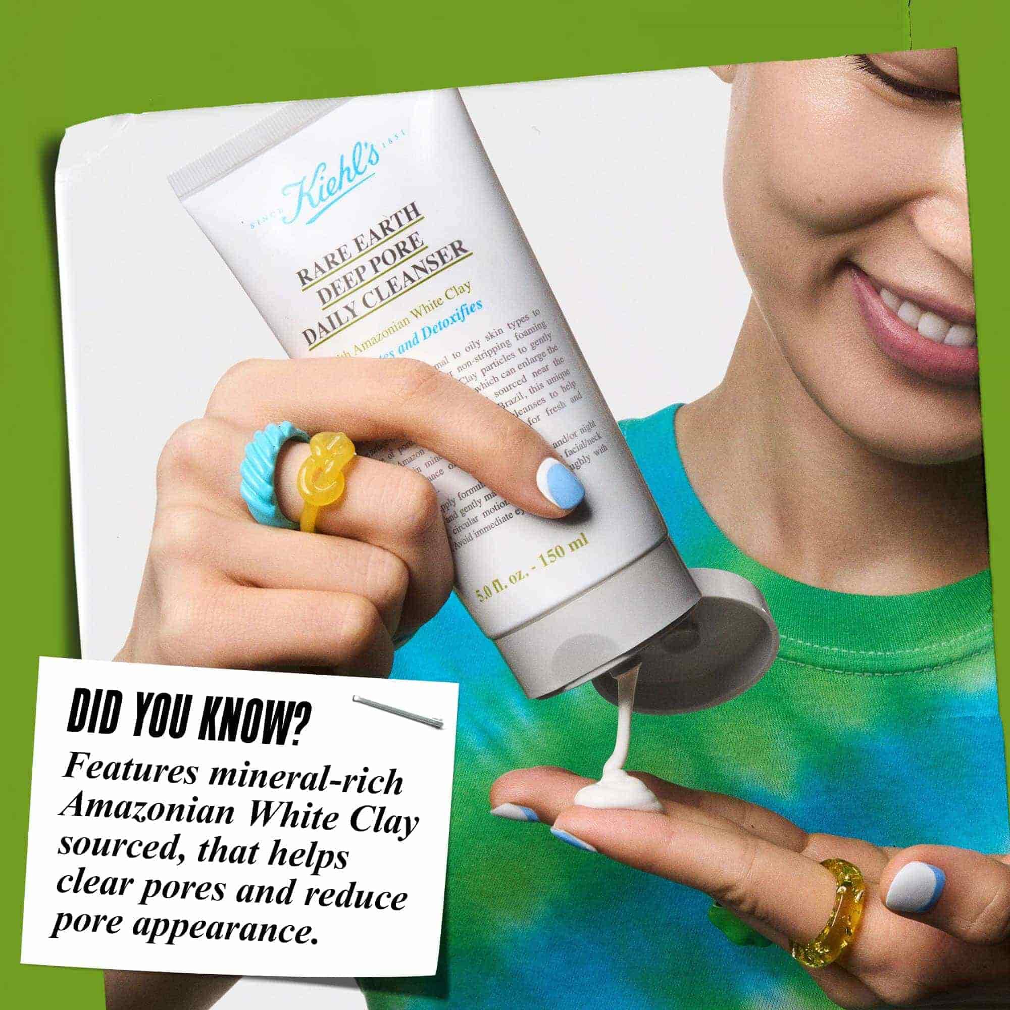 Kez Rare Earth Deep Pore Daily Cleanser-t adagol az ujjbegyekre. A szoveg jelentese: „Tudta? Amazoniai feher agyaggal keszult, amely segit megtisztitani a porusokat es csokkenteni azok lathatosagat.”