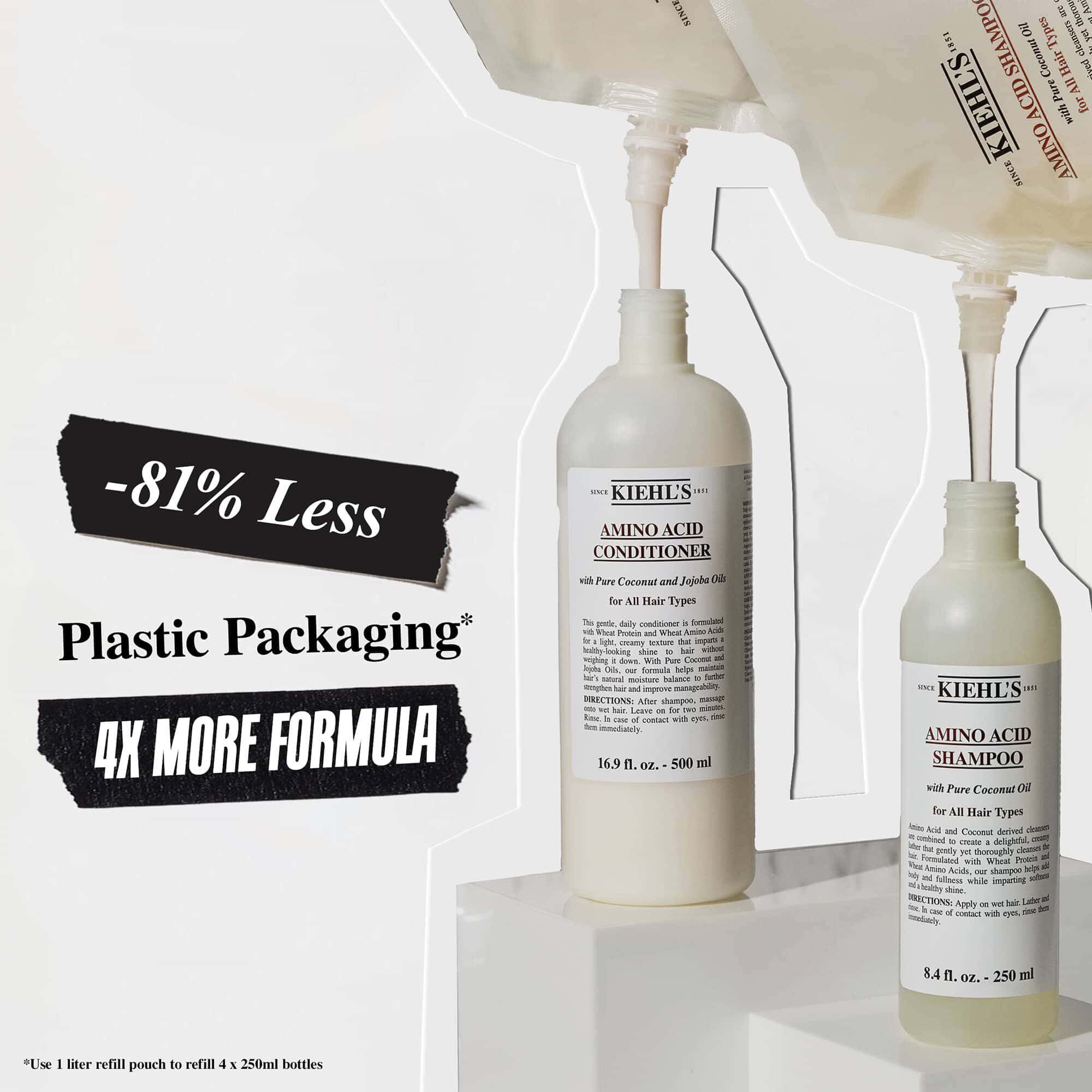 Kiehl's Amino Acid sampon es kondicionalo flakonok promocios szoveggel, amely kiemeli a 81%-kal kevesebb muanyag csomagolast es a negyszer tobb formulat.