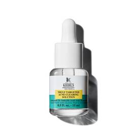 Egy 15 ml-es Kiehl's Truly-Targeted Blemish-Clearing Solution uveg feher hatter előtt.